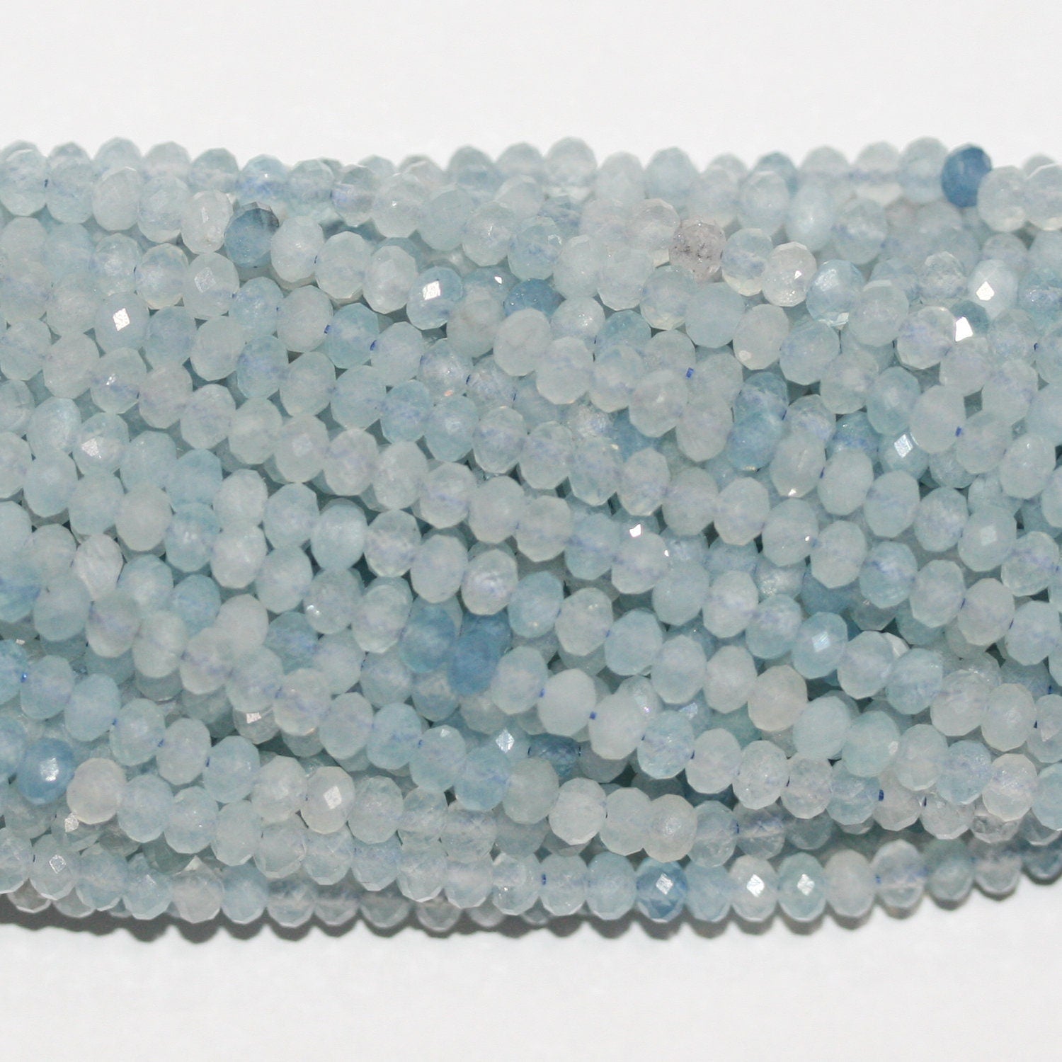 Perles rondelles à facettes en aigue-marine de 15 pouces, 4 x 2,5 mm - Fil de 39 cm.