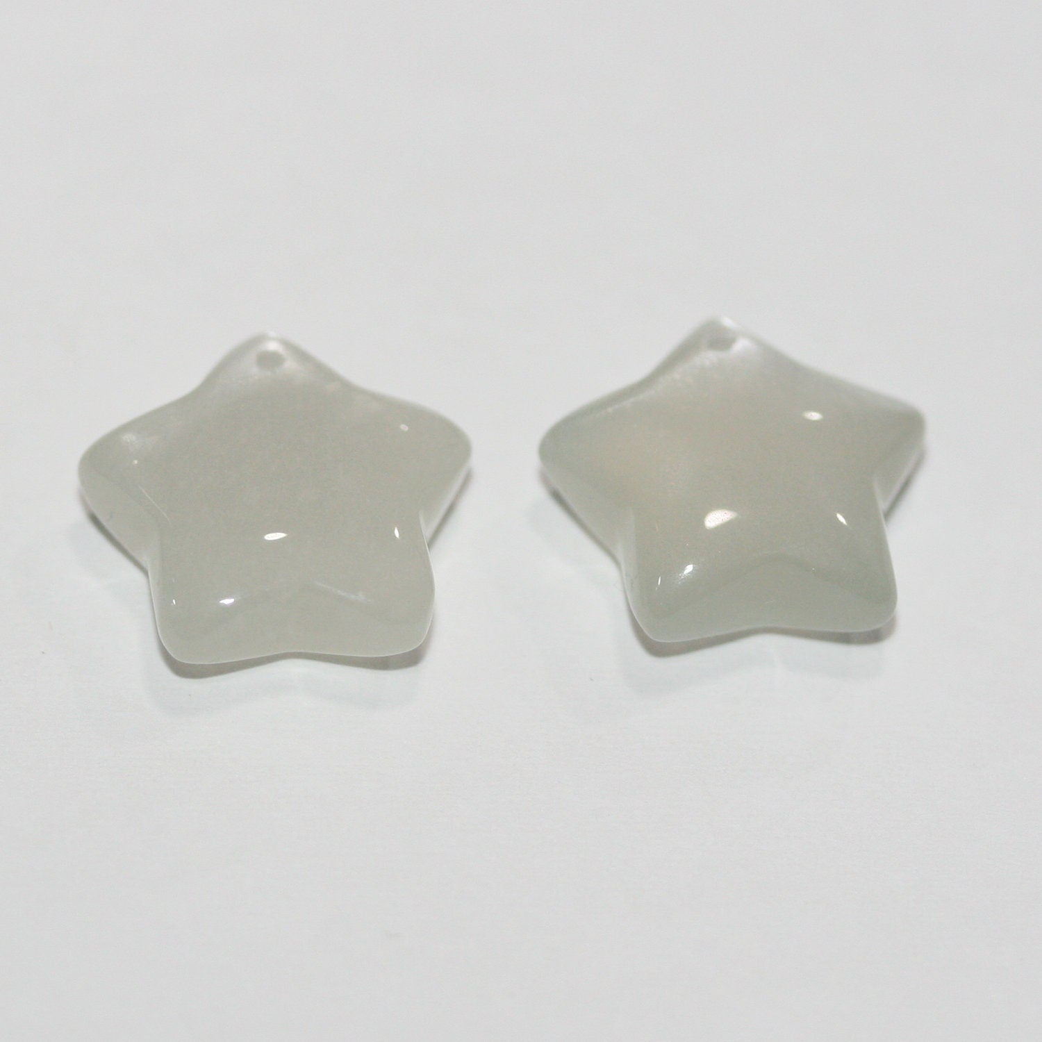 Lote de 2 colgantes lisos de estrella de piedra lunar gris de 15 mm (1 par).