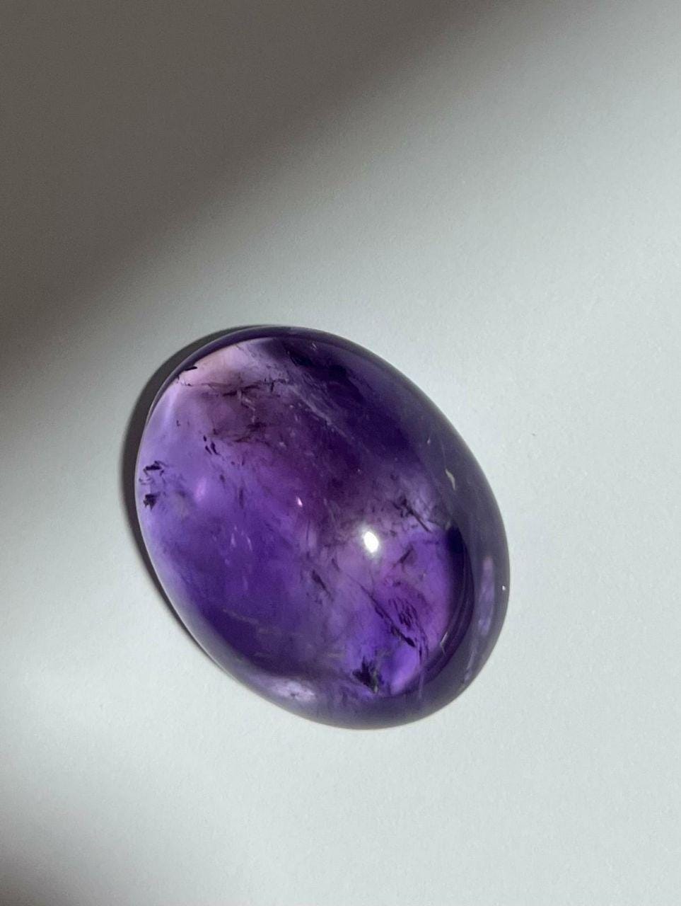 Améthyste brésilienne ovale en cabochon, 34,3 x 26,62 x 14,3 mm (92,37 ct) - Améthyste de couleur profonde - Pierre non traitée