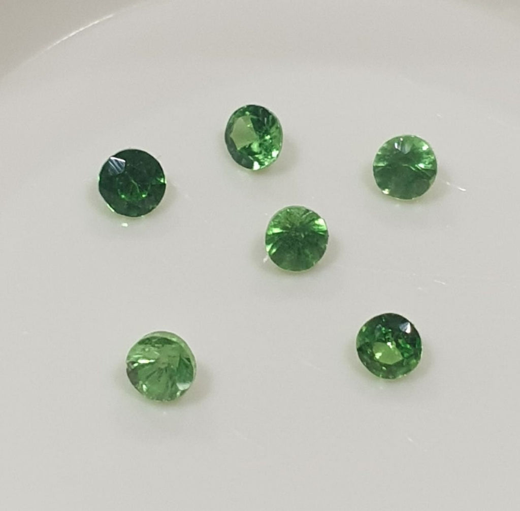 Lote de 6 granates tsavorita facetados redondos de 2 mm. - Paquetes de piedras preciosas - Piedras sueltas al por mayor