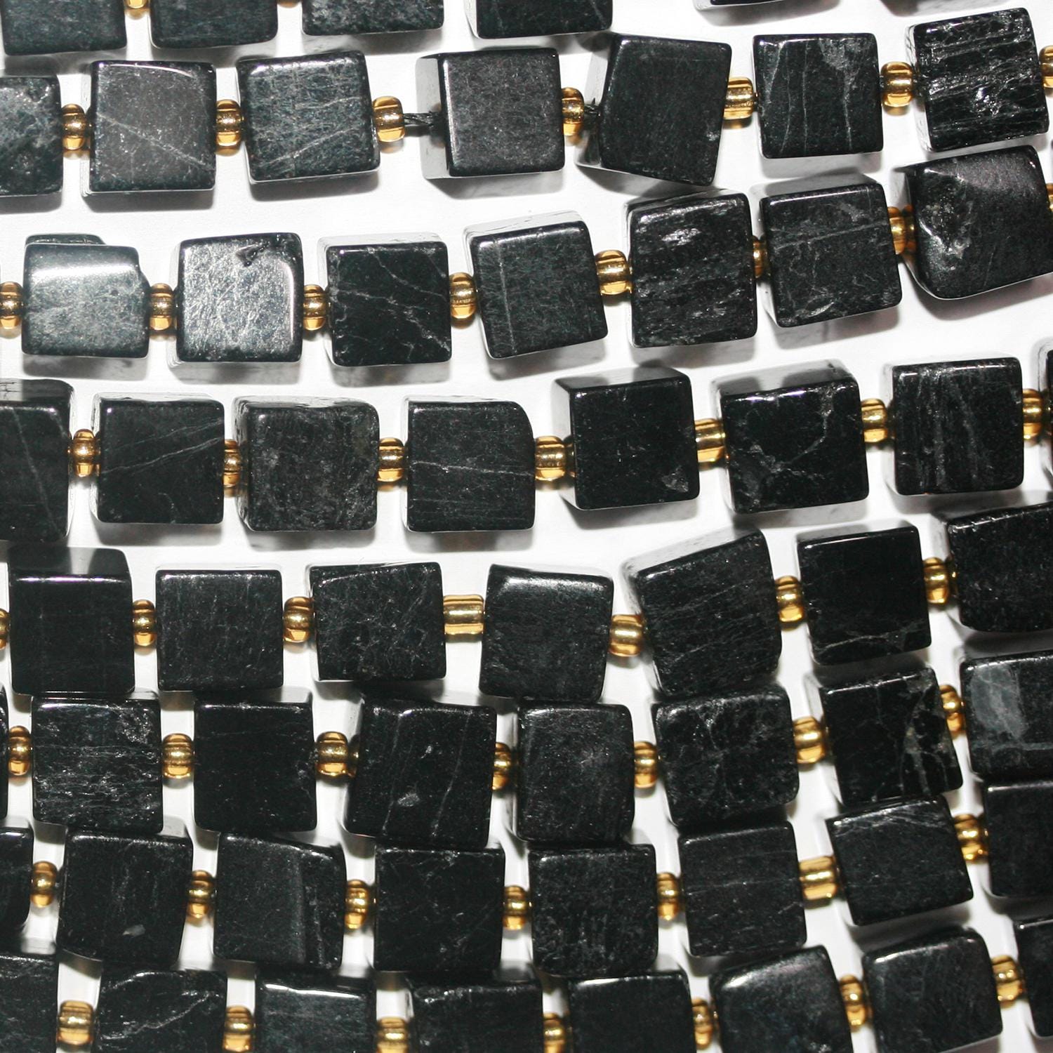 15" St Perles cubiques irrégulières lisses en tourmaline noire 8-9 mm environ - Fil 39 cm.