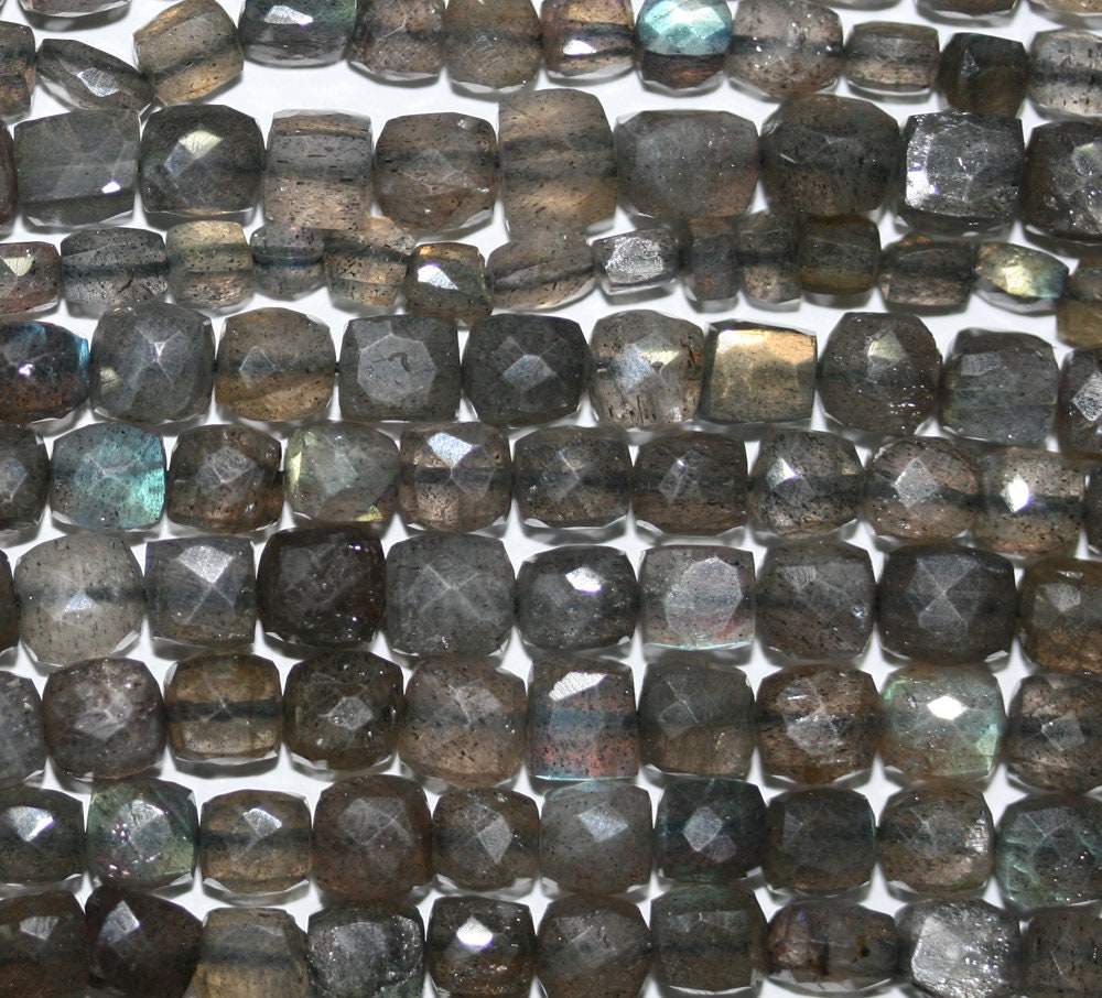 Perles cubiques à facettes en Labradorite de 9 pouces, 4-5 mm - Fil de 23 cm.