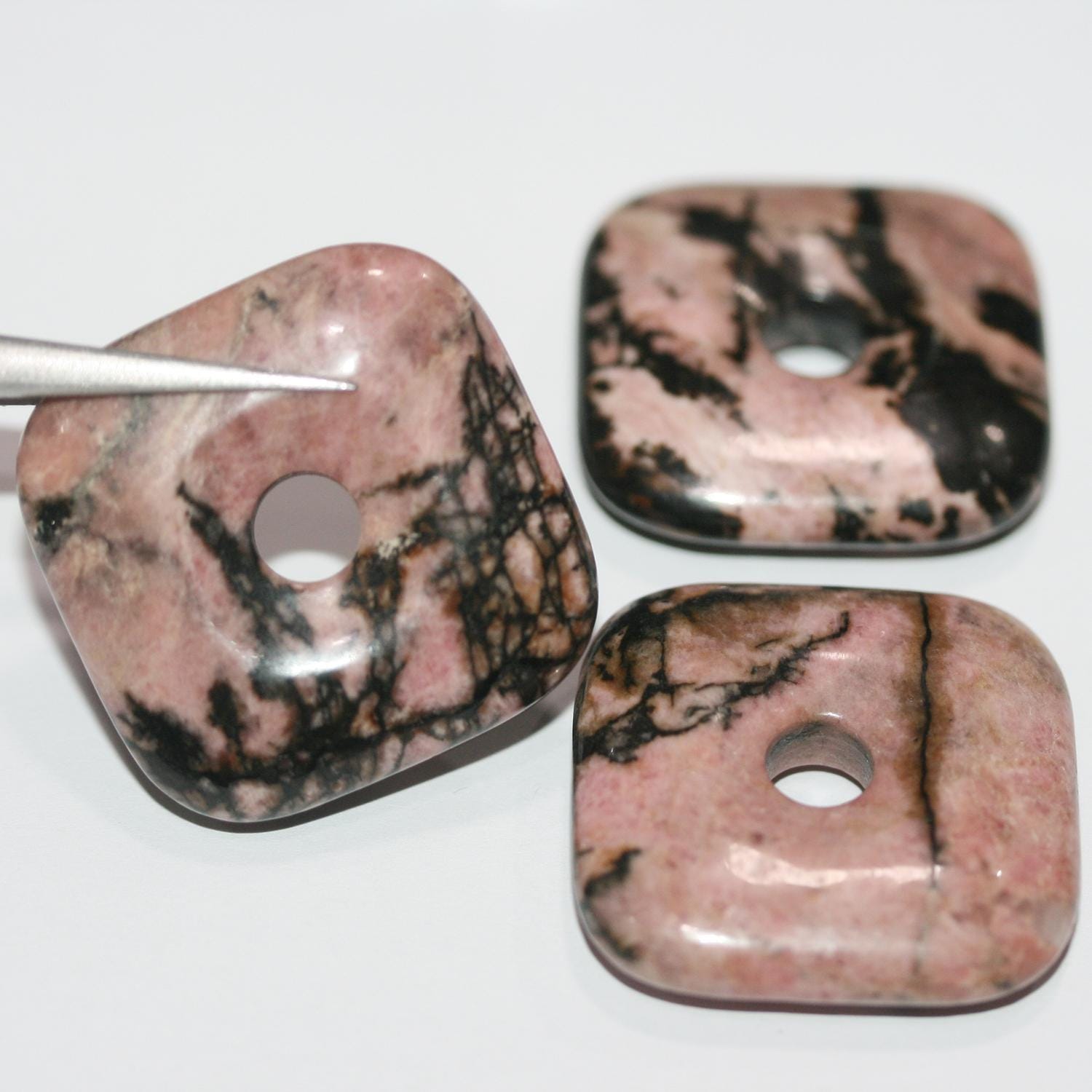 Pendentif carré lisse en rodonite 30 mm (1 pièce)