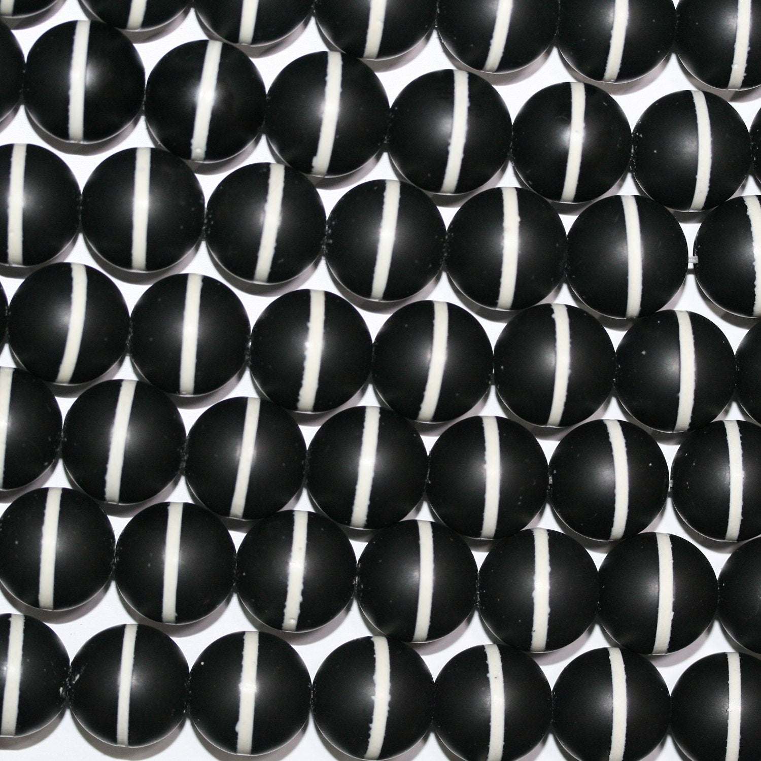 15" St Perles rondes en agate noire et blanche finition mate 14 mm.-Rig 39 cm.