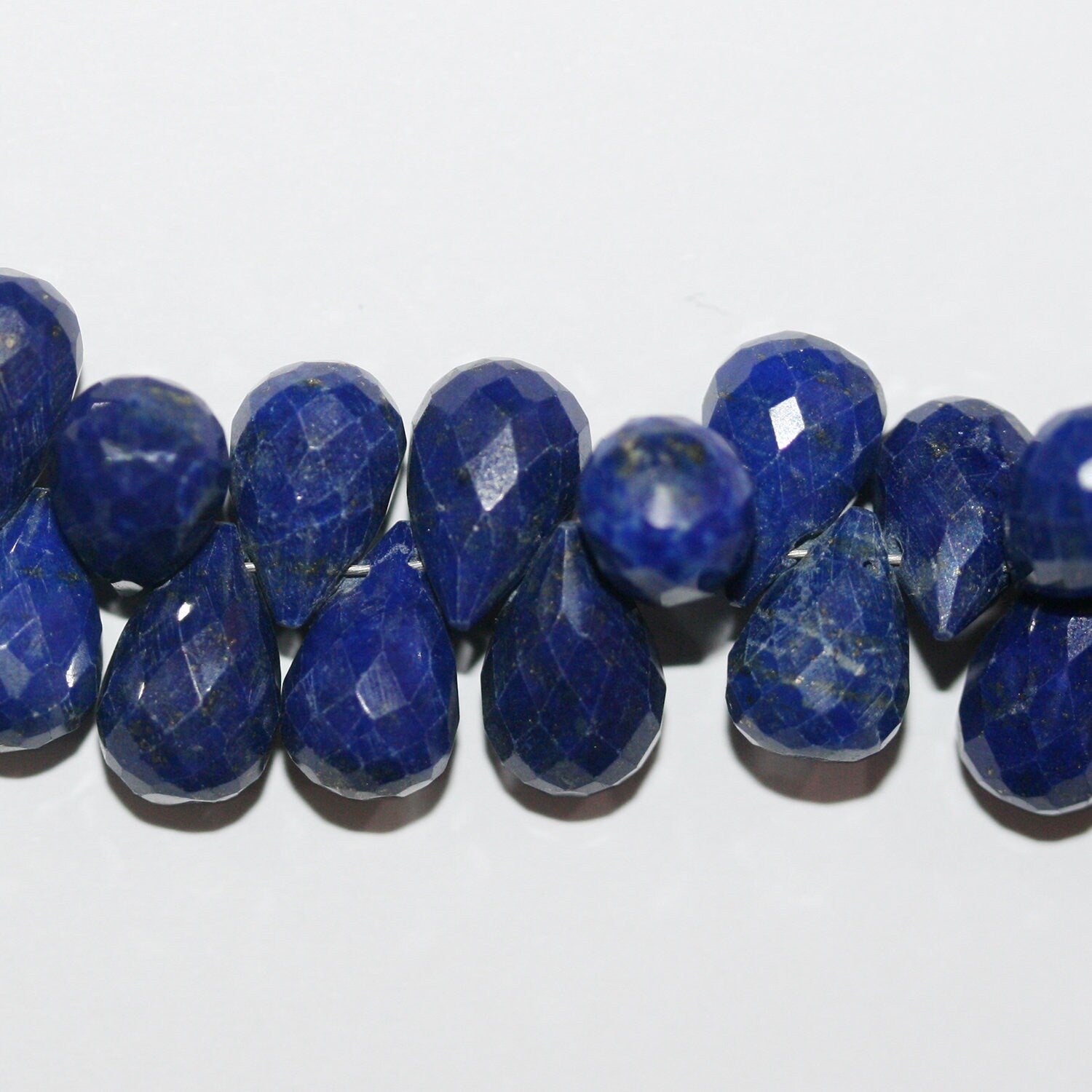 Perles en lapis-lazuli facettées de 20 cm (8 pouces), 10 x 7 mm. Longueur du fil : environ 21 cm.