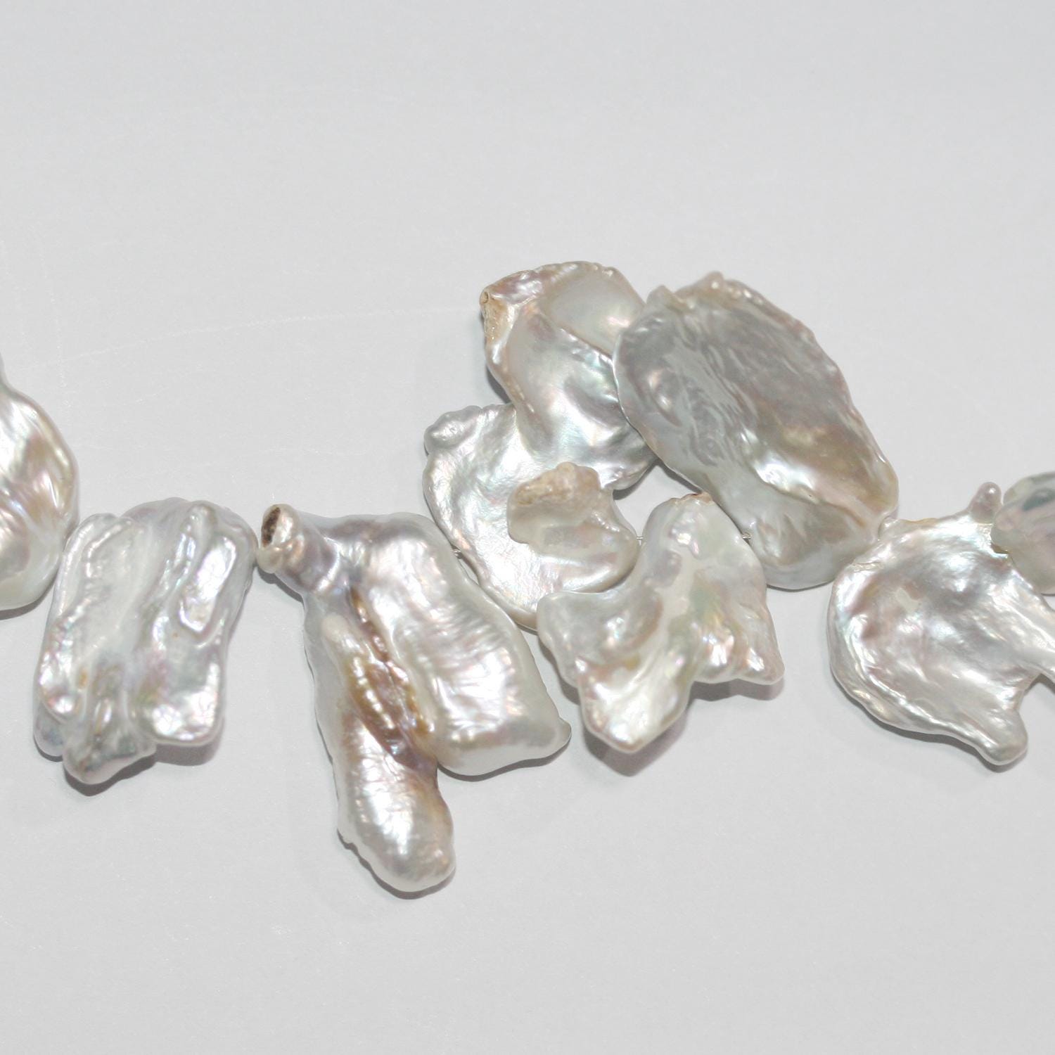 Perla Keshi de Agua Dulce de 16" (26 x 18 mm). Hilo aproximado de 40 cm. Precios al por mayor.