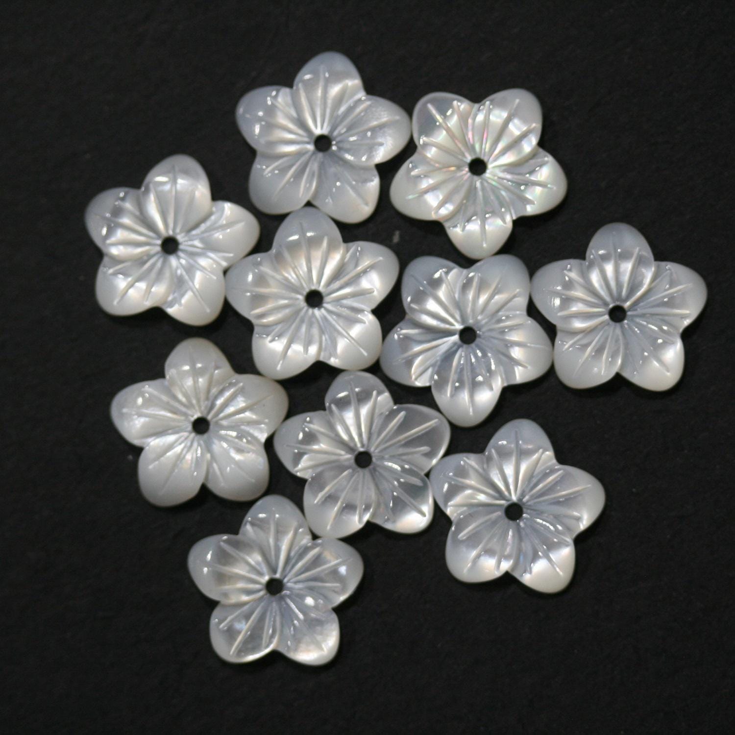 Pendentif en nacre sculptée en forme de fleur, 10 mm (5 paires). Réf. 14830