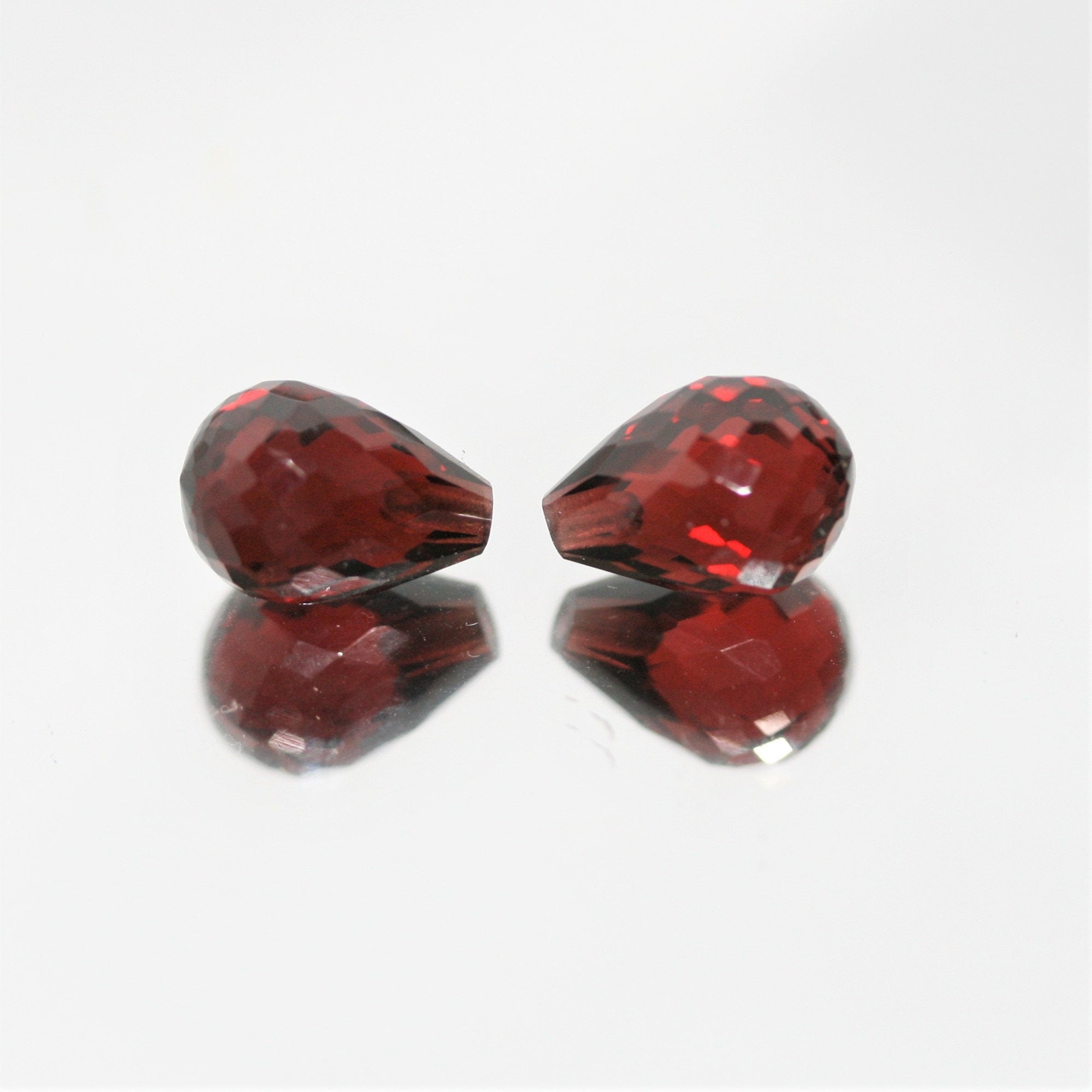 Paire de grenats demi-percés à facettes en forme de goutte, 10x7mm.