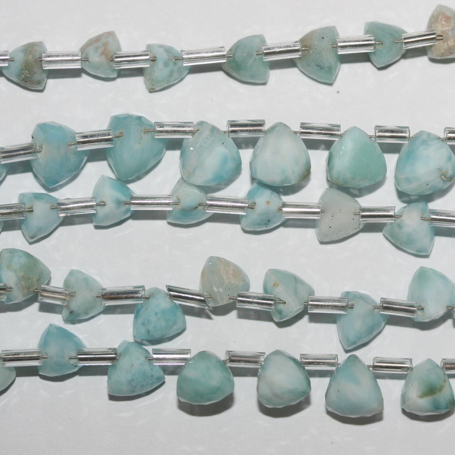 Perles triangulaires à facettes en larimar de 20 cm (8 pouces), 6-7 mm - Fil de 20 cm
