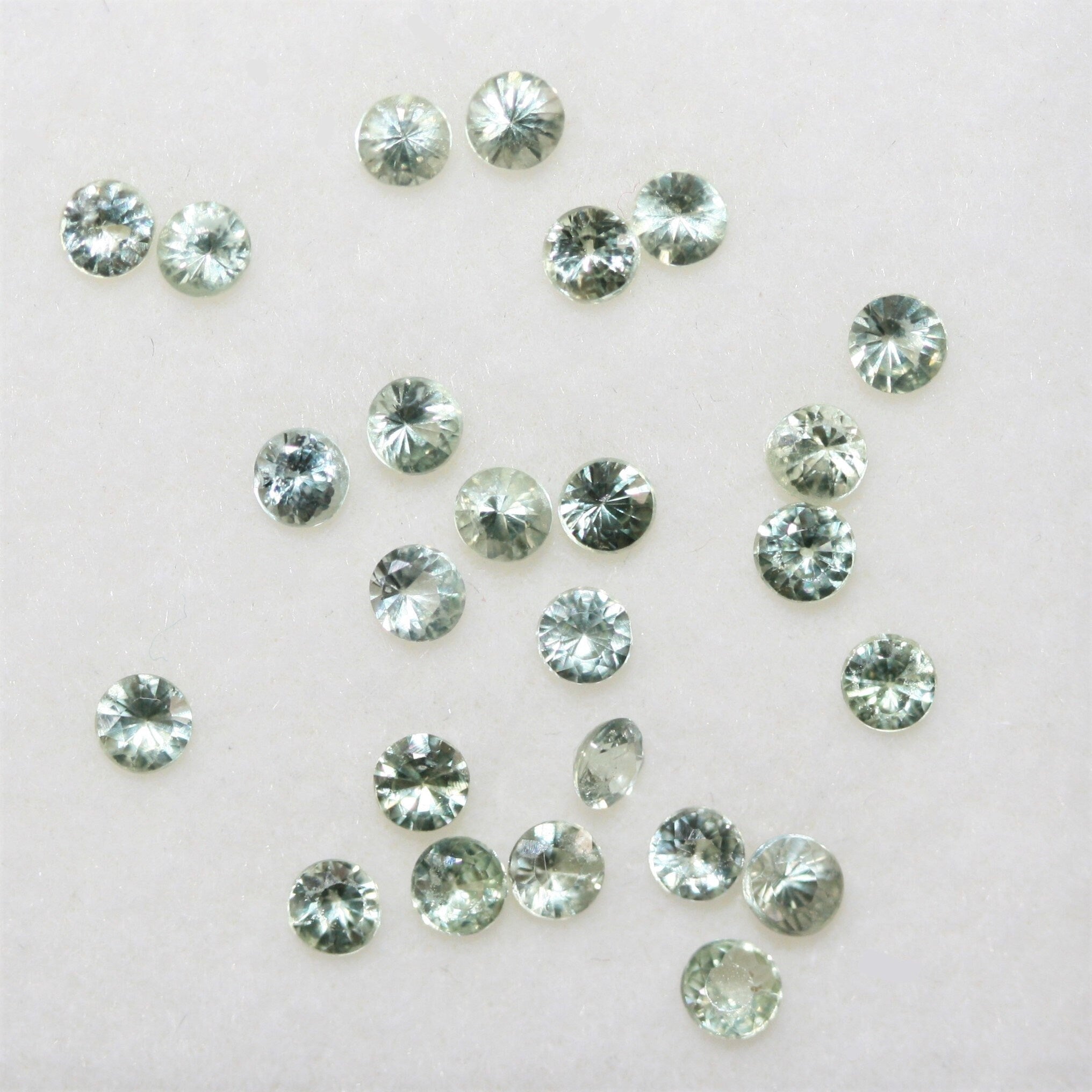 Lote de zafiro verde redondo facetado de 2,5 mm. Aprox. 2 quilates.