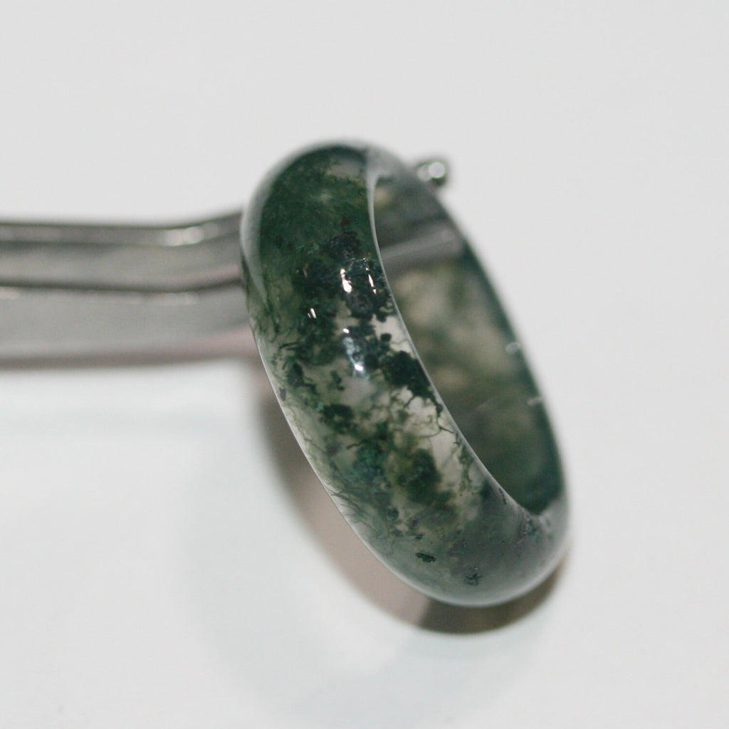 Pendentif en agate mousse lisse en forme de cercle 25-27x5mm.