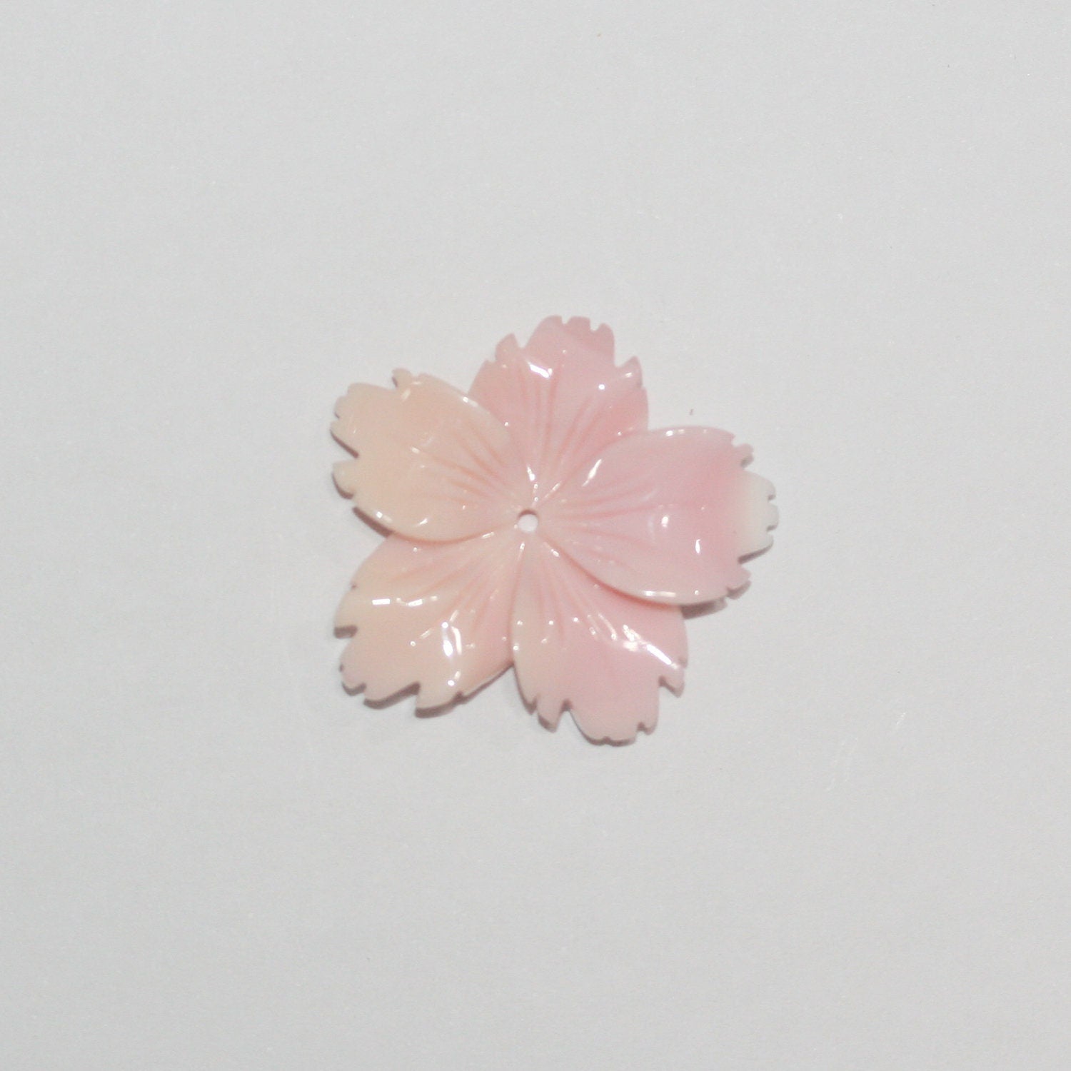 Pendentif feuille de coquillage rose naturel 25 mm environ.