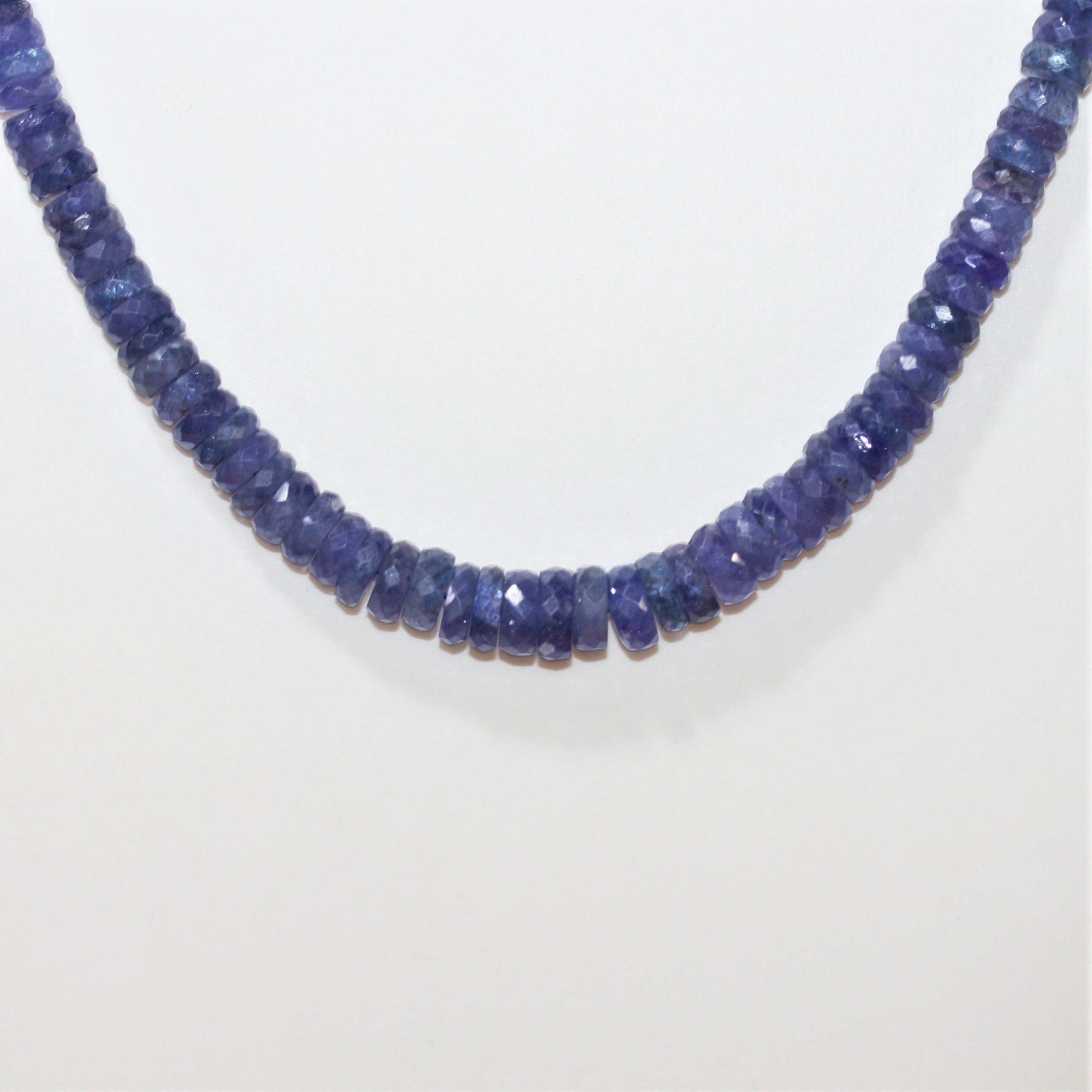 Collar de tanzanita facetada en degradado, 5 x 2-8 x 3 mm (aprox.).