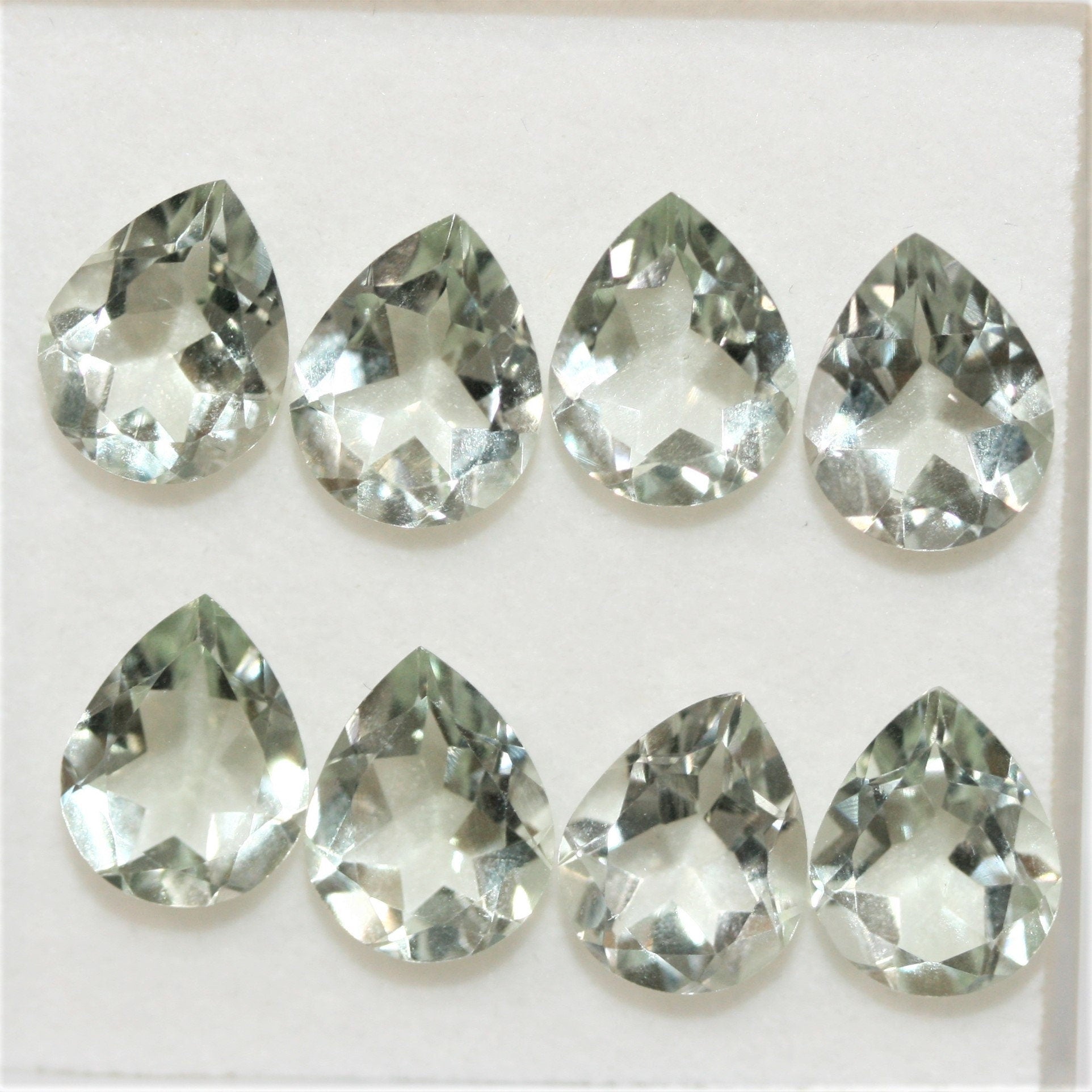 Lot de 8 gouttes de prasiolite à facettes, 10 x 8 mm.