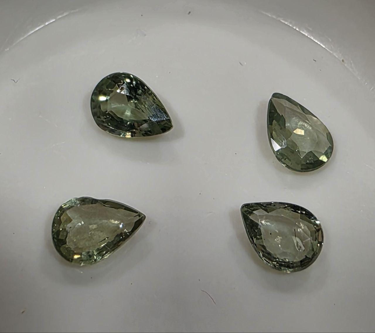 Lote de 4 piezas de zafiro verde natural en forma de pera para joyería - Piedras talladas al por mayor