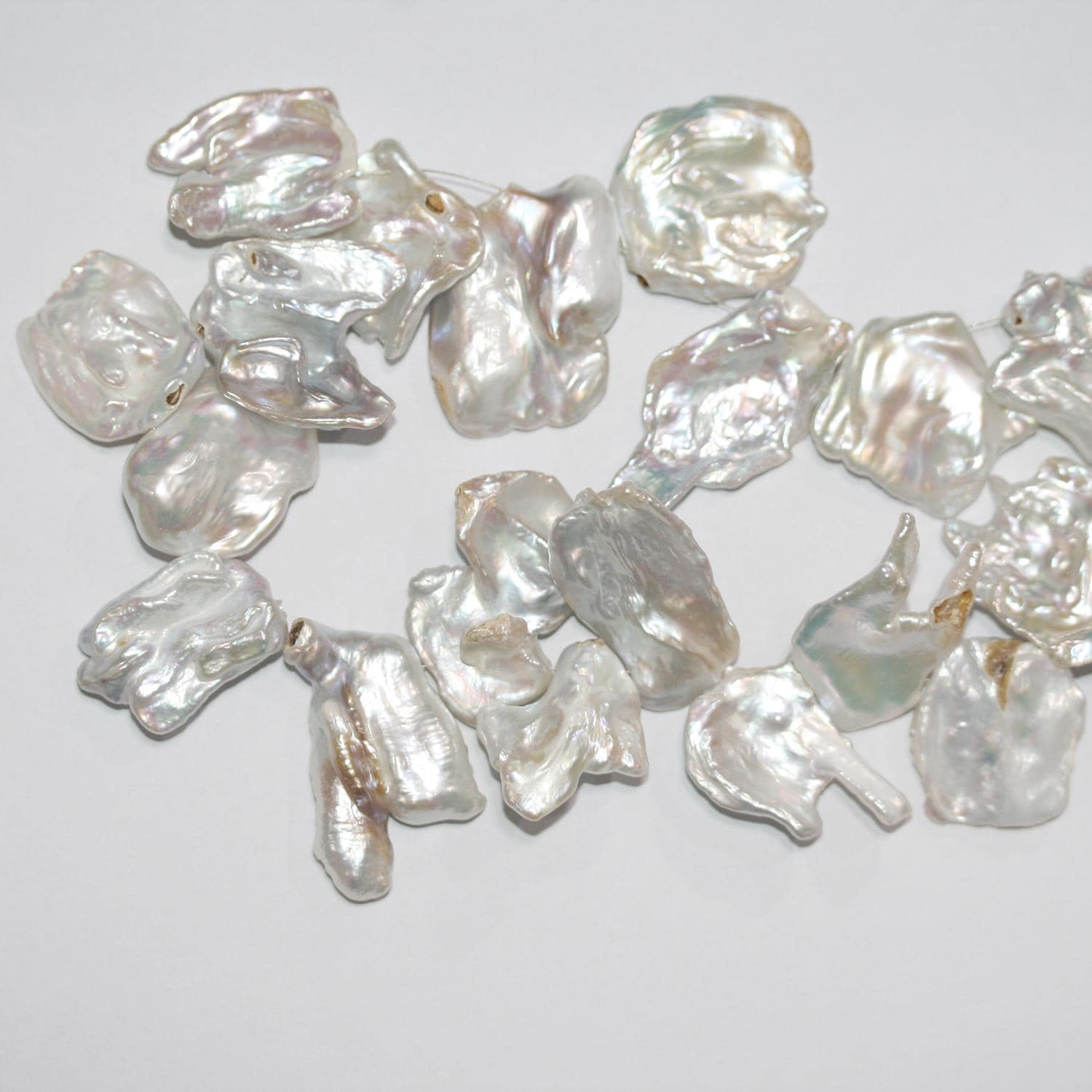 Perla Keshi de Agua Dulce de 16" (26 x 18 mm). Hilo aproximado de 40 cm. Precios al por mayor.