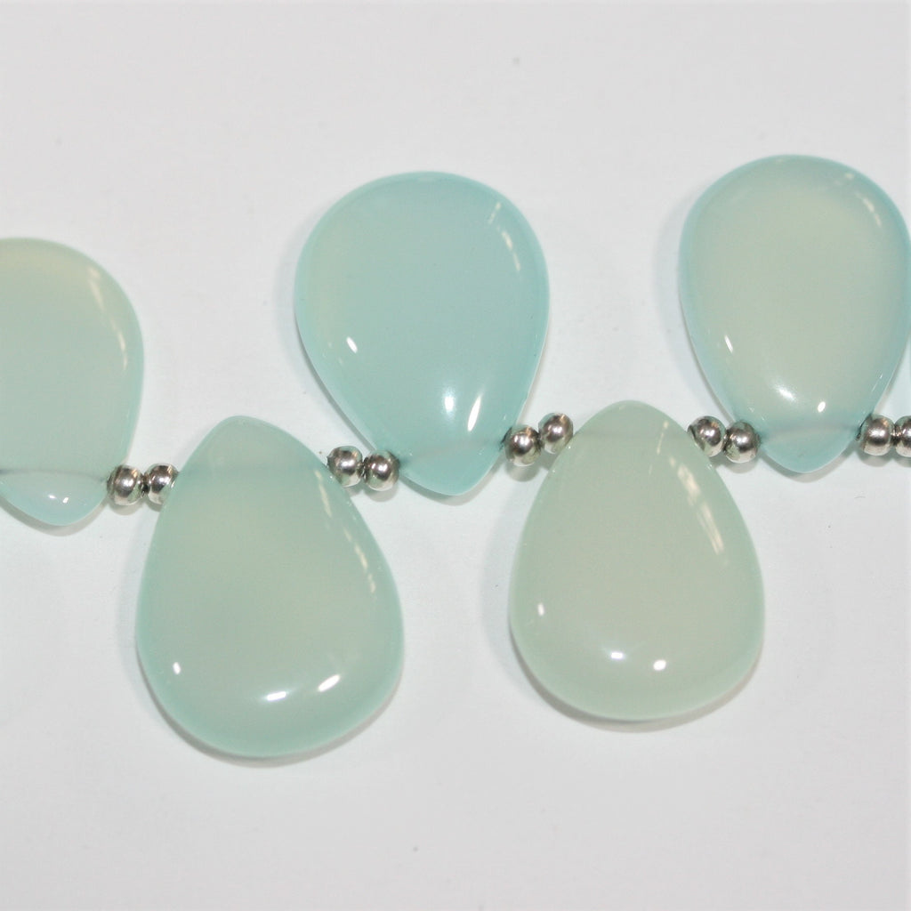 Perles en calcédoine bleu-vert lisses en forme de goutte, 20 x 13 mm. Longueur du fil : environ 22 cm.