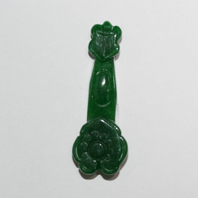 Colgante de jade verde tallado de 49 x 18 mm - Materiales para joyería