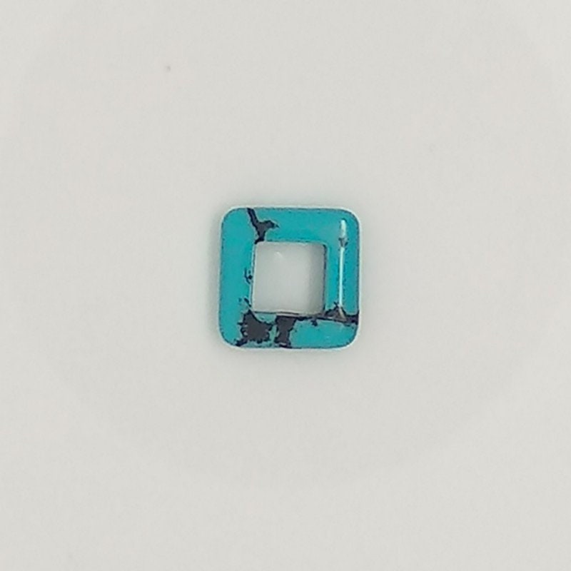 Pendentif carré lisse en turquoise synthétisée 10 mm. 10 pièces.