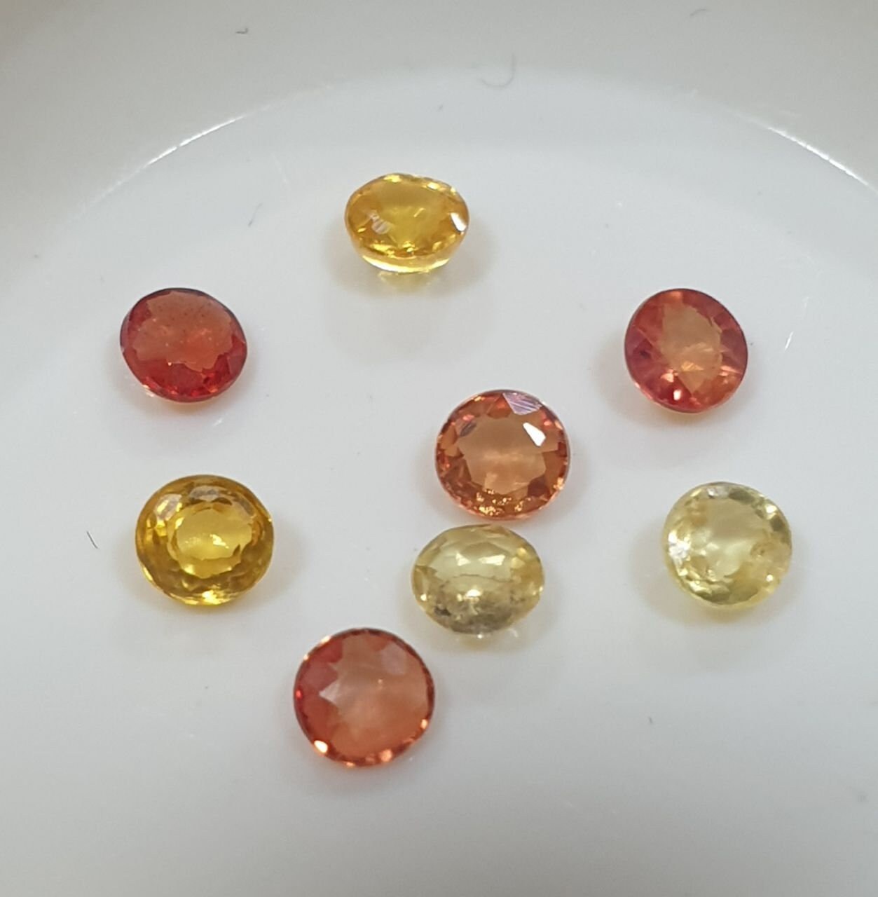 Lote de 8 zafiros multicolores calibrados de talla brillante redondos, zafiros amarillos, anaranjados y rojos de 3 mm - Genuine Gems