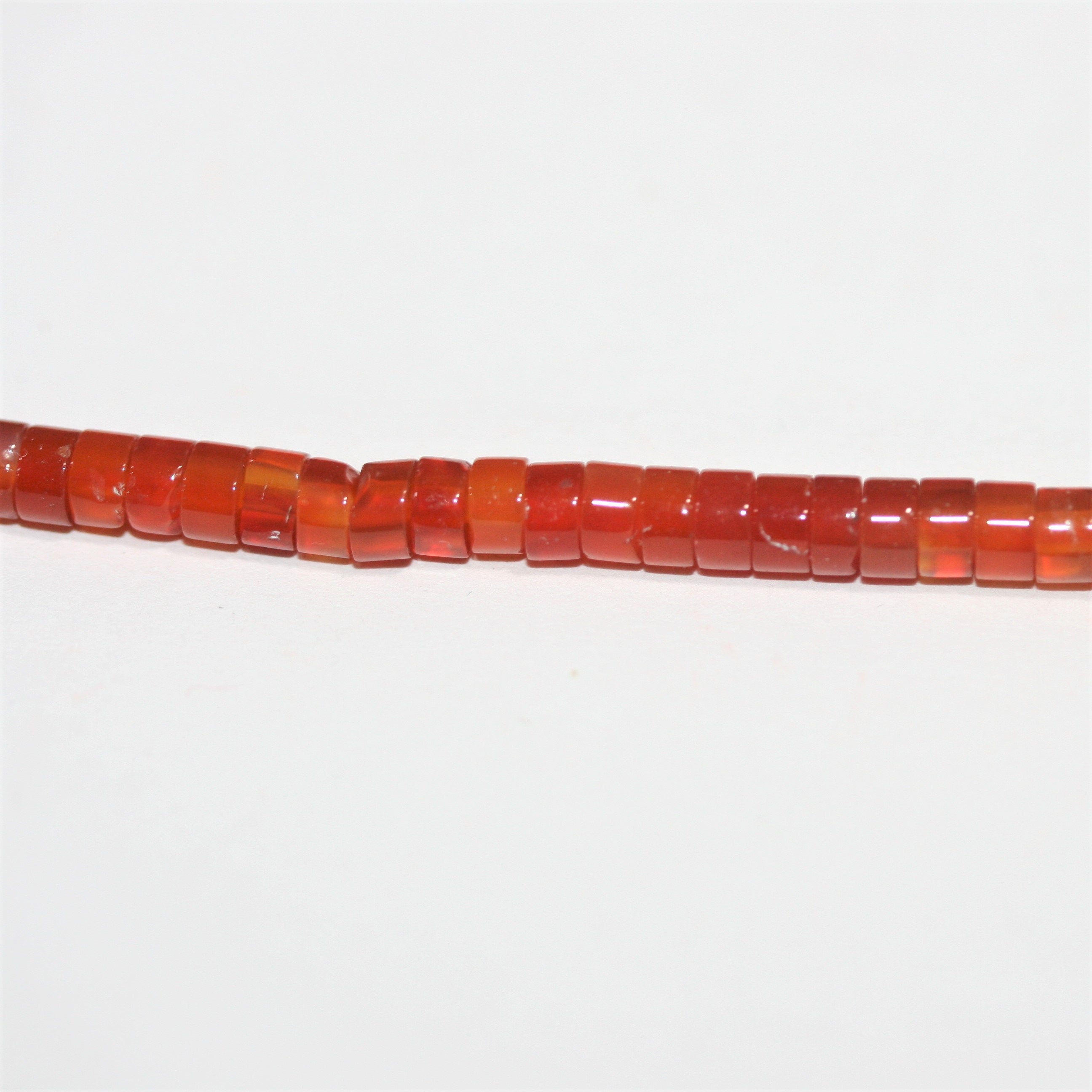 Perles disques lisses en cornaline St 15" 4x2mm.- Brin 39 cm.