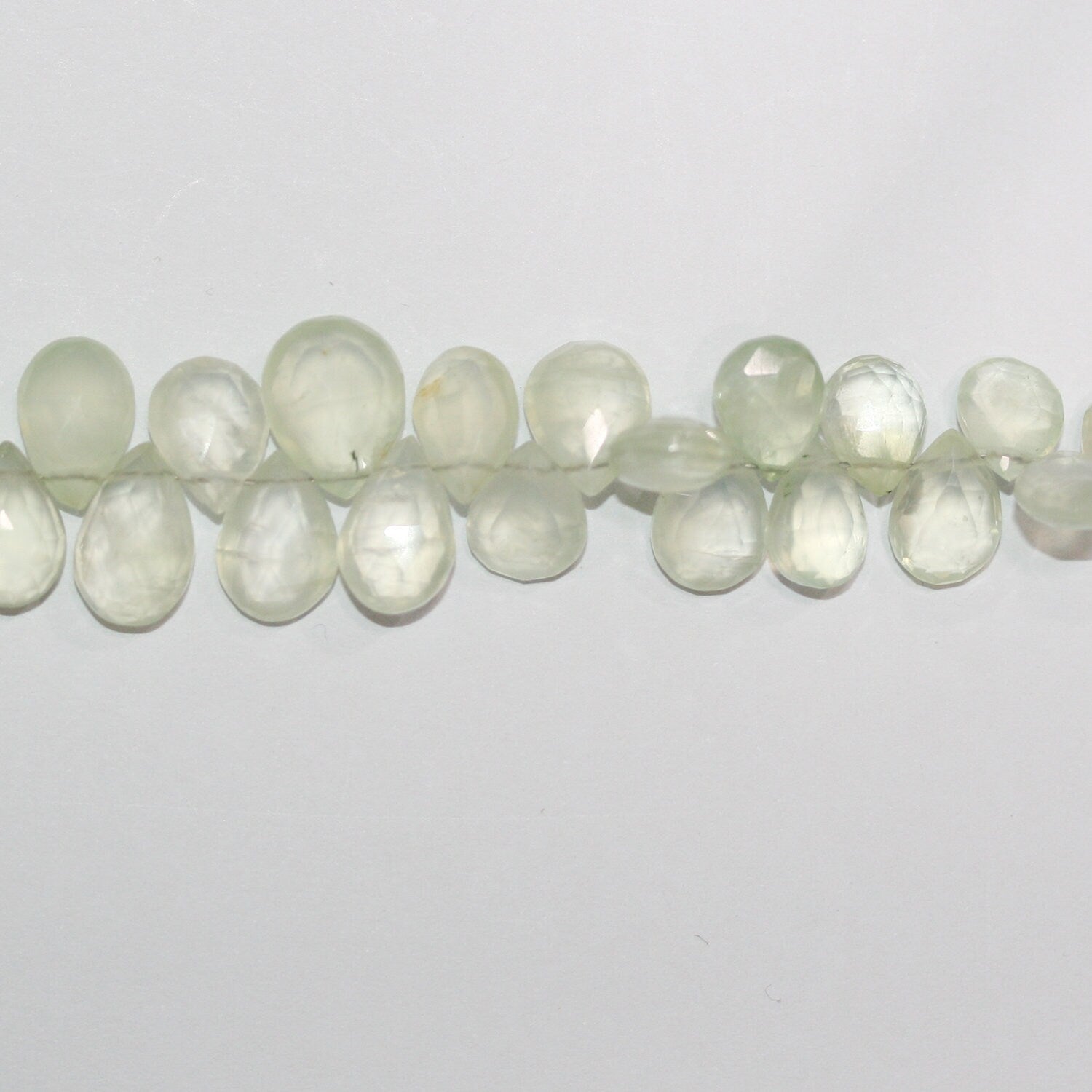 Perles en forme de goutte à facettes de préhnite de 8 pouces (environ 9 x 7 mm) - Longueur du brin : 20 cm.