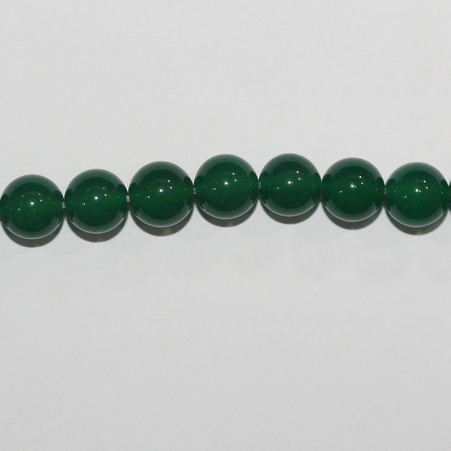 Perles rondes lisses en agate verte 8 mm - Fil de 38 cm.