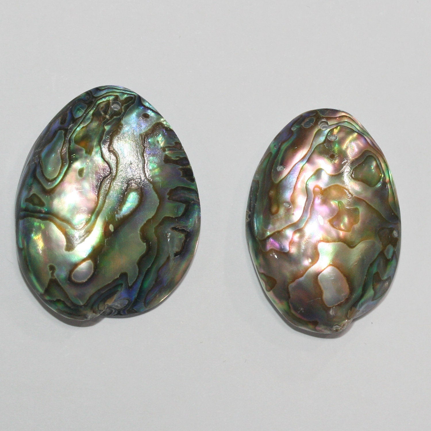 Pendentif ovale lisse en nacre d'ormeau, 35 x 25 mm environ (1 pièce).