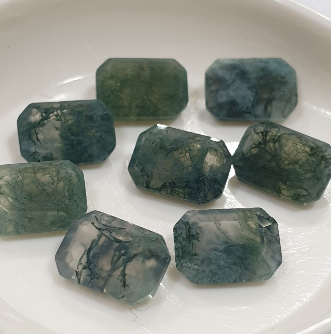 Lote de 8 ágatas musgosas de 5 x 7 mm, facetadas, forma octogonal, con parte trasera puntiaguda. Piedra natural sin tratar.