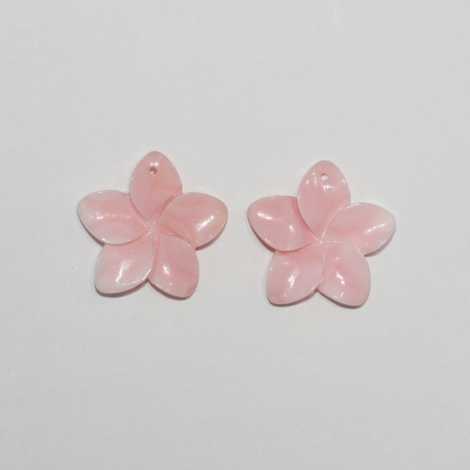 Pendentif feuille en coquillage rose naturel (1 paire) 20 mm