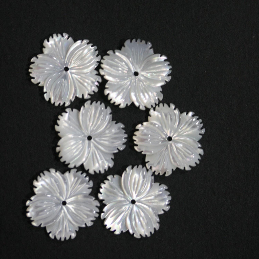 Colgante de nácar flor tallada 15mm.-(3 pares).-Ref.14833