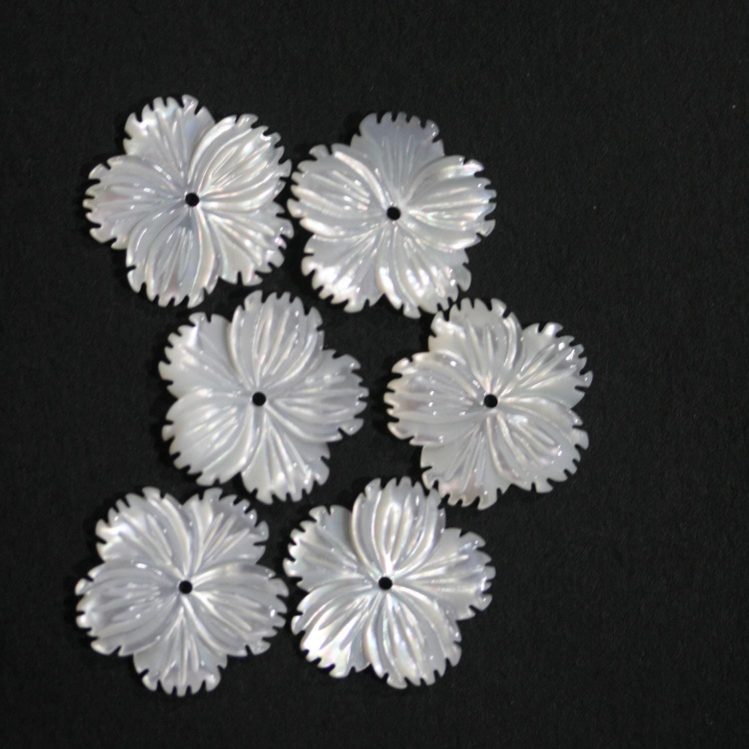 Pendentif en nacre sculptée en forme de fleur, 15 mm (3 paires). Réf. 14833