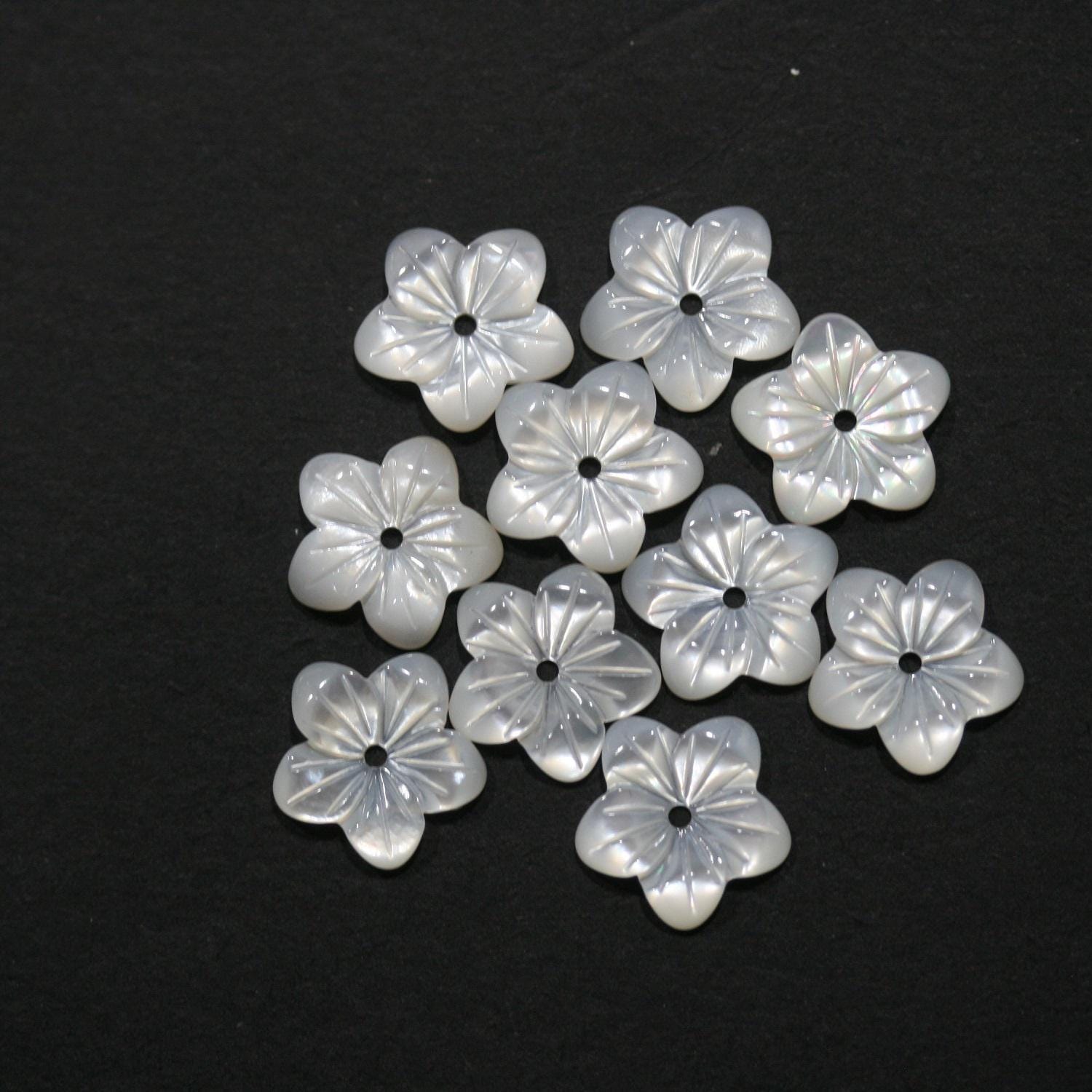 Pendentif en nacre sculptée en forme de fleur, 10 mm (5 paires). Réf. 14830