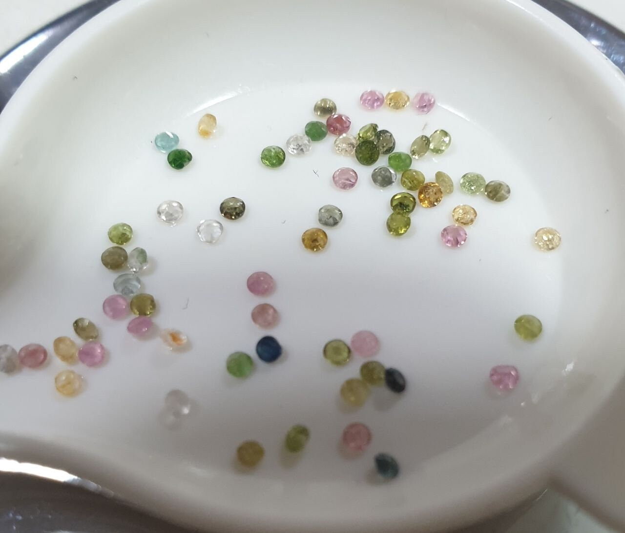 Lot de tourmalines multicolores, taille ronde 1,5 mm, non traitées - Vente en gros - Fournisseur de pierres précieuses pour le bricolage - Pierres authentiques - Petites pierres précieuses