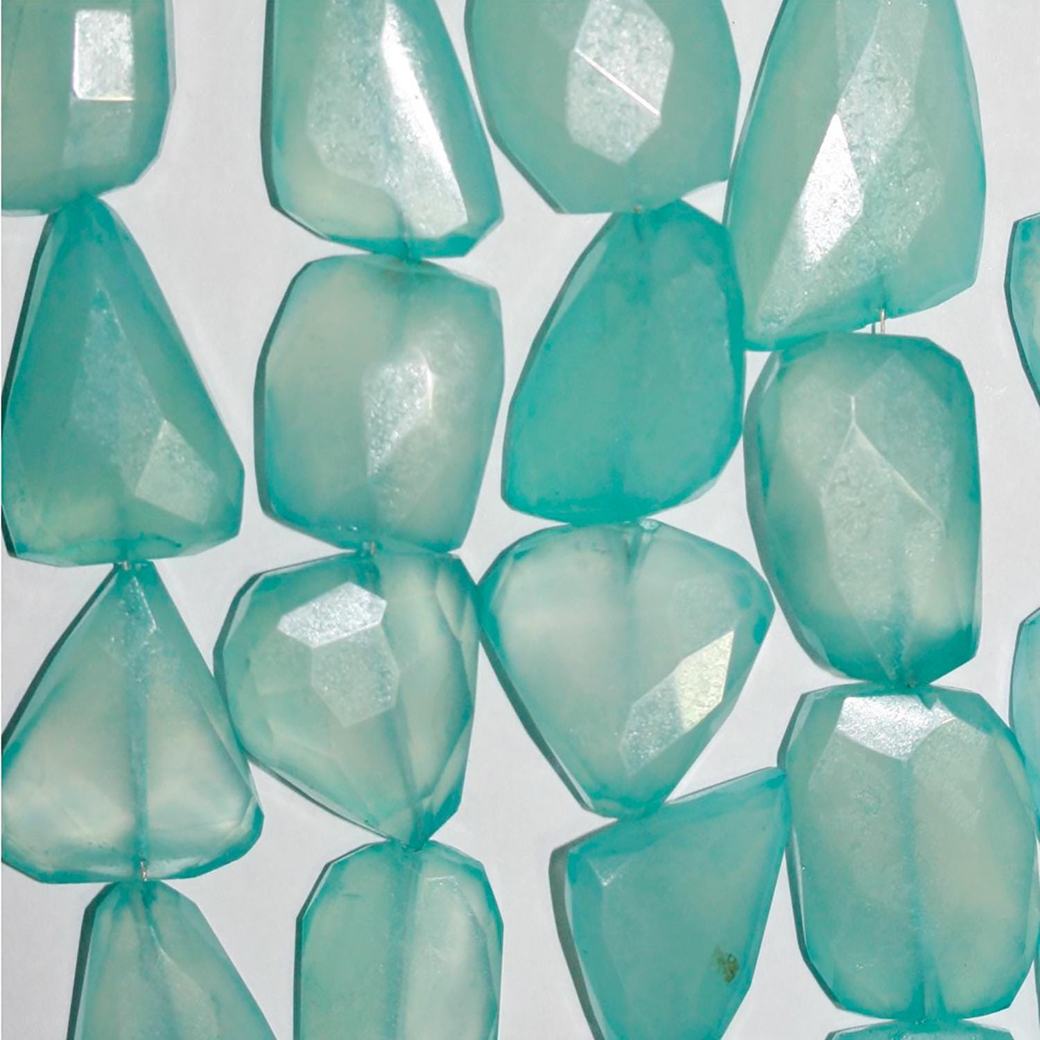 Cuentas irregulares planas de calcedonia azul cielo facetadas de 8", 18-35 mm (aprox. - Hilo de 22 cm)