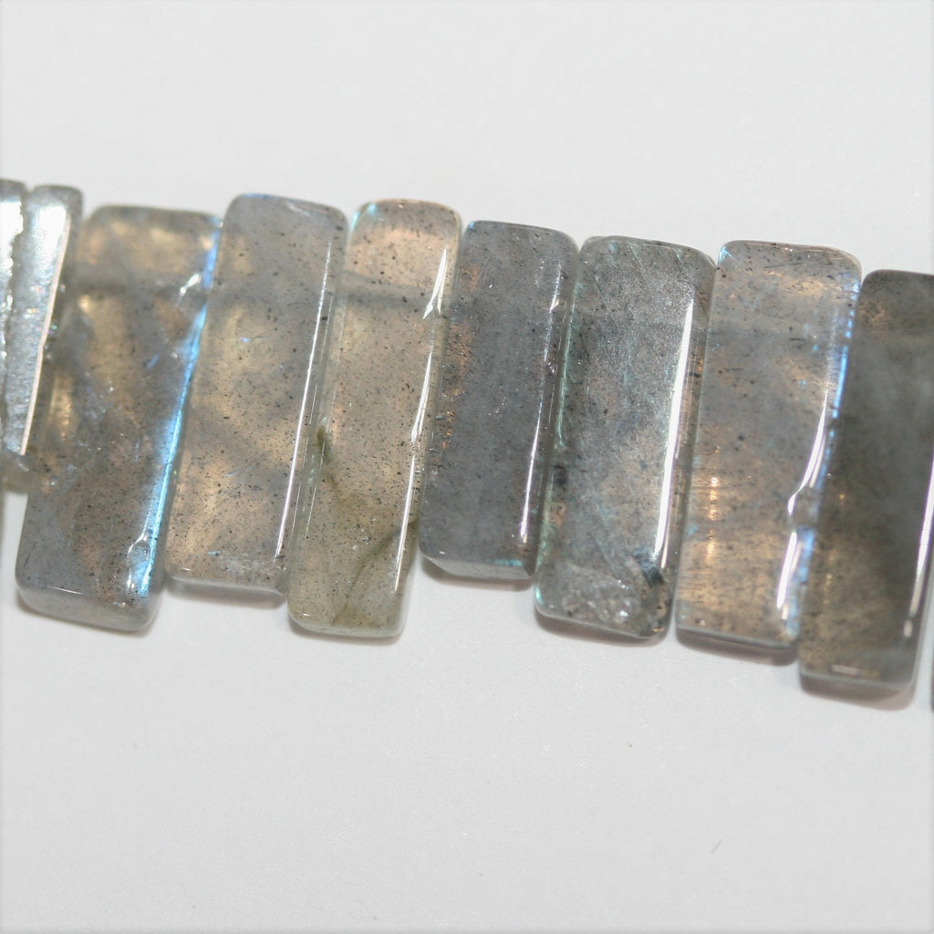 Perles rectangulaires lisses en labradorite de 8 pouces (12 x 5 mm). Longueur du fil : environ 21 cm.