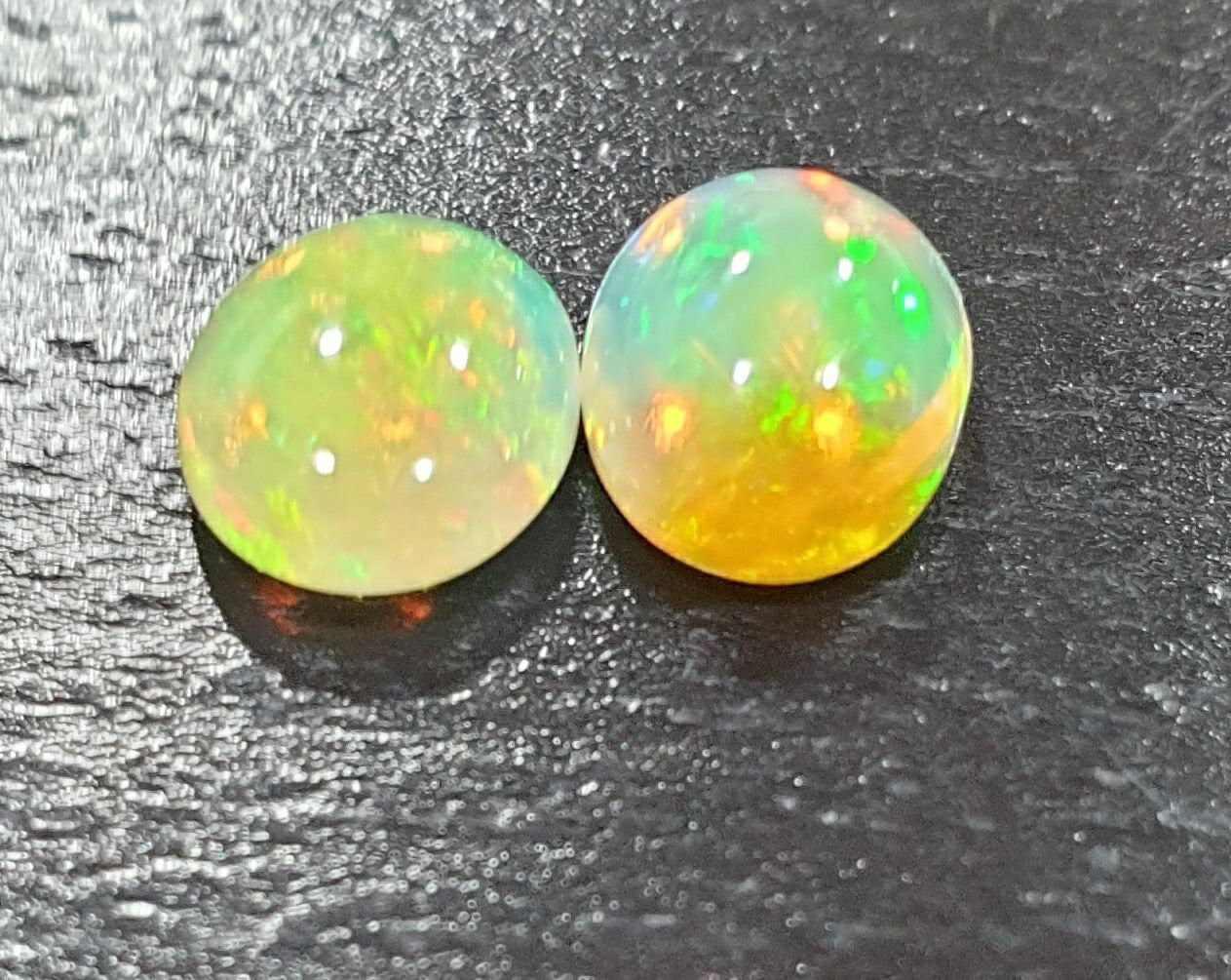 Lote de 1 par de ópalos Wello naturales de 9 x 7 mm, cabujón ovalado, venta al por mayor, lotes de piedras preciosas, gemas sin tratar.