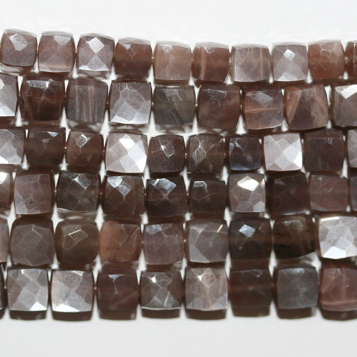 Perles cubiques à facettes en pierre de lune noire chocolatée de 8 pouces, 6-7 mm. - Fil de 21 cm.