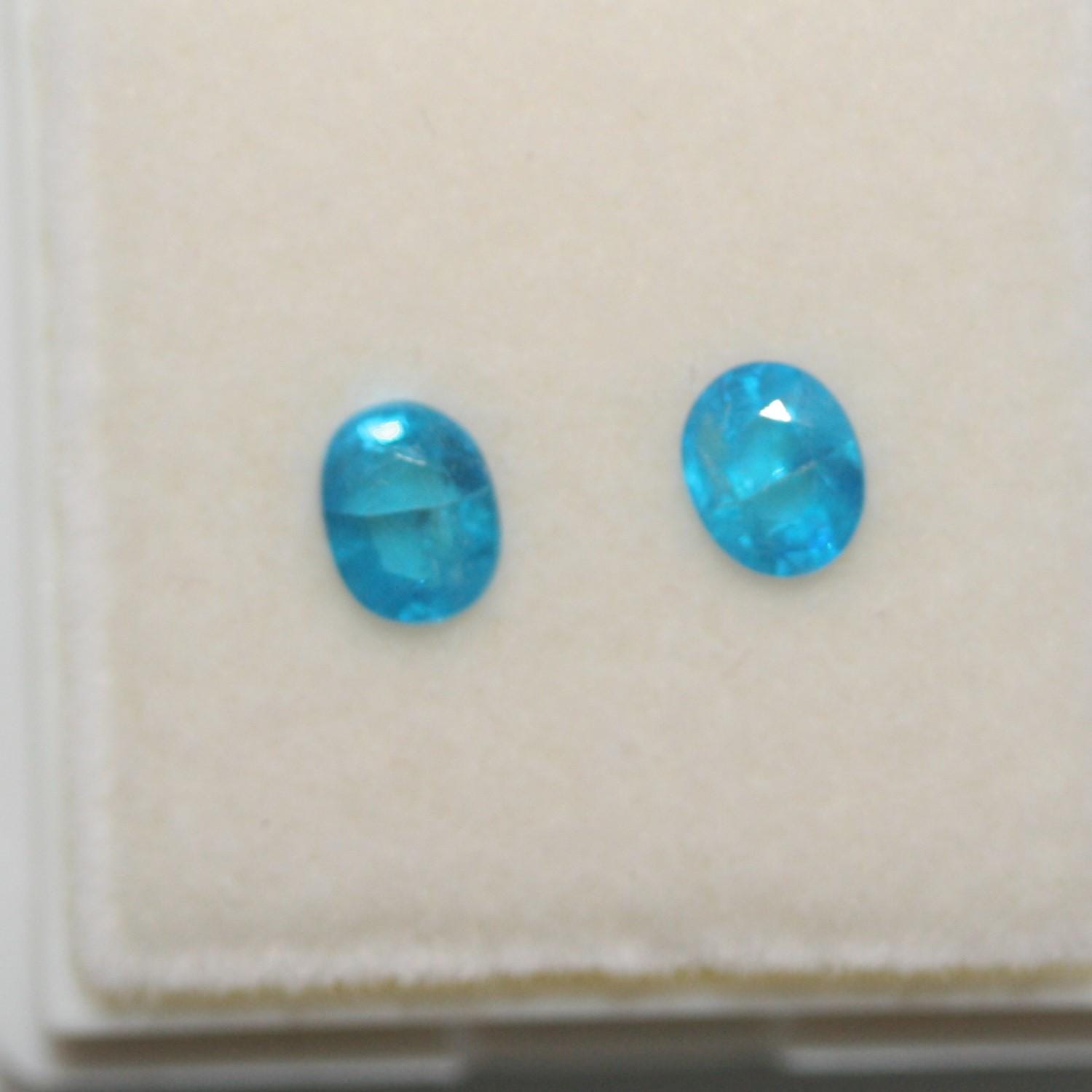 Lote de apatita azul neón facetada ovalada de 5 x 4 mm (2 unidades) - Paquetes de piedras preciosas - Piedras sueltas - Precio al por mayor