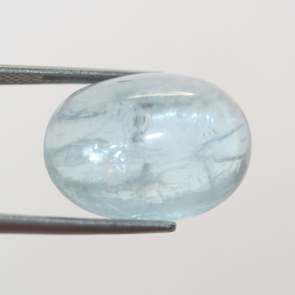 Magnifique cabochon ovale d'aigue-marine naturelle de 17,5 x 13 mm. Aigue-marine de 14,25 carats.