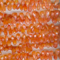 Perles en cornaline facettées en forme de goutte, 40 cm environ (9 x 5 mm). Longueur du fil : 40 cm environ.