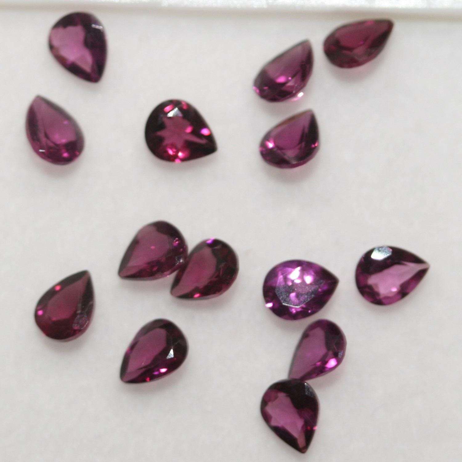 Lot de grenats rhodolites facettés en forme de goutte 5x4mm .- (5CT)