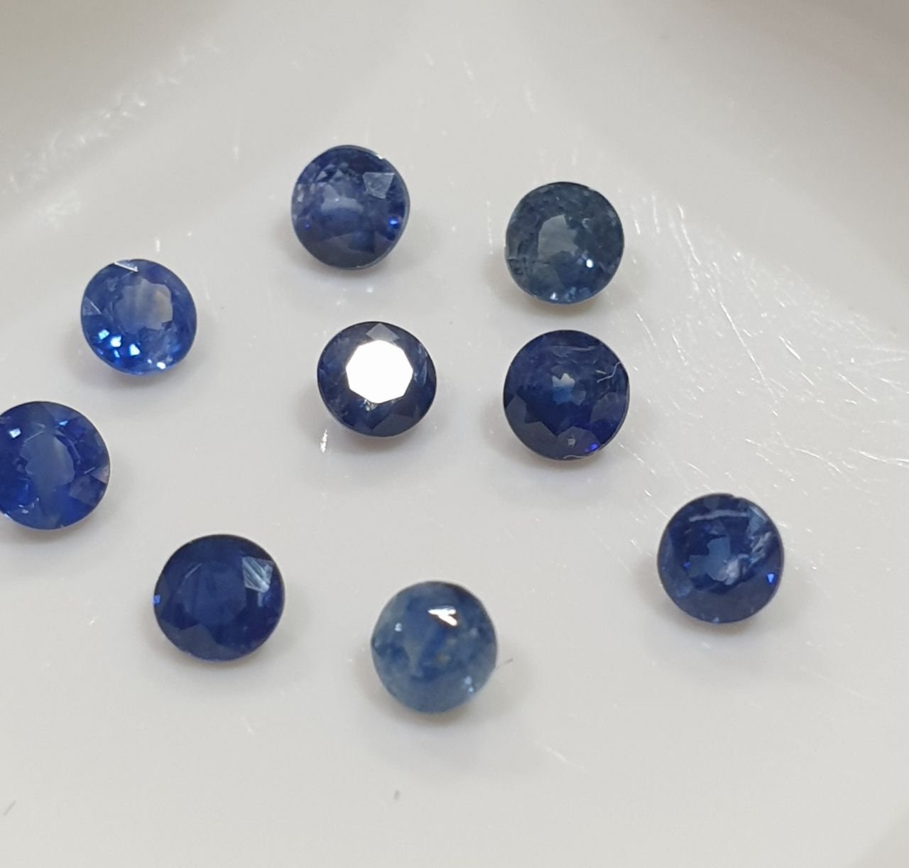 Lote de 9 zafiros azules naturales de color superior, redondos y facetados de 3,3 mm. - Paquetes de piedras preciosas - Piedras sueltas al por mayor - Gemas naturales