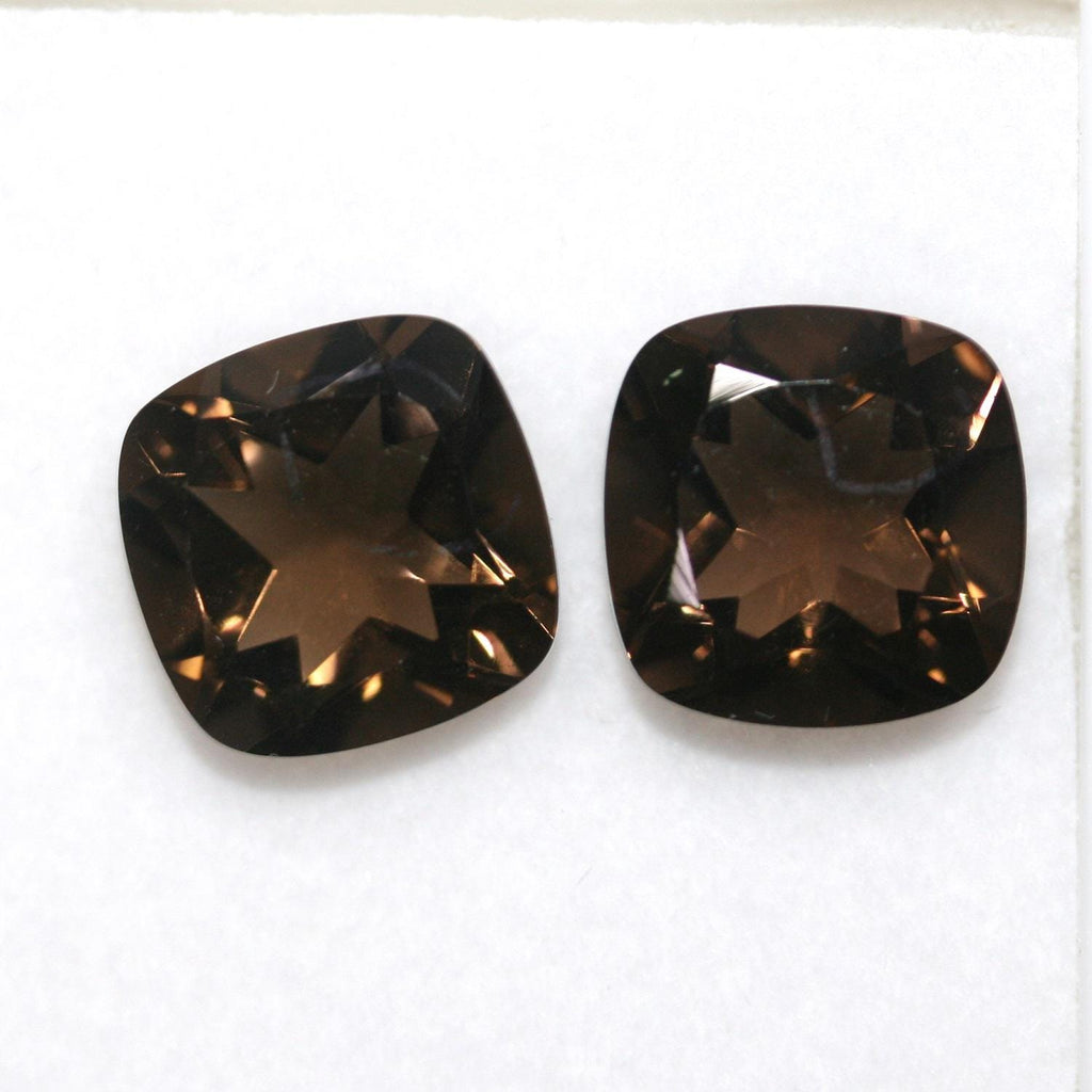 Lote de 2 cuentas de cuarzo ahumado facetadas de talla cojín de 12 mm.