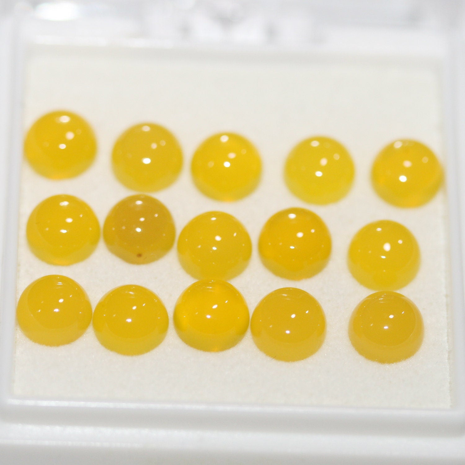 Lot de 15 cabochons ronds lisses en agate jaune de 6 mm. (15 pièces)
