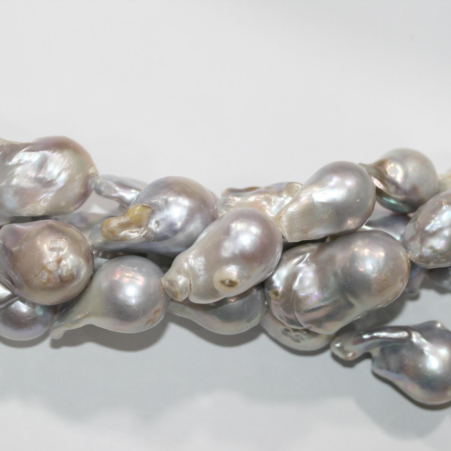 Perle baroque d'eau douce gris clair, 16 pouces (30 x 16 mm). Longueur du fil : environ 40 cm. Réf. 14785. Perles naturelles à prix de gros.