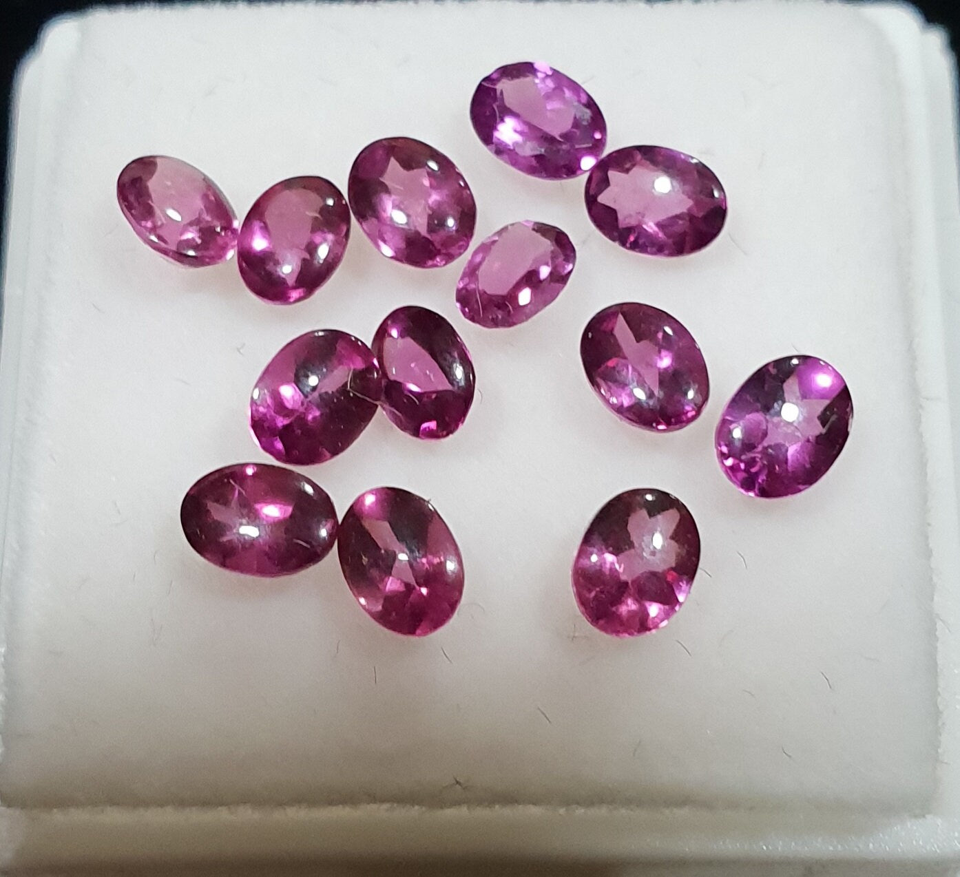 Lot de grenats rhodolite 4 x 3 mm, forme bombée ovale, surface lisse avec colette, qualité gemme