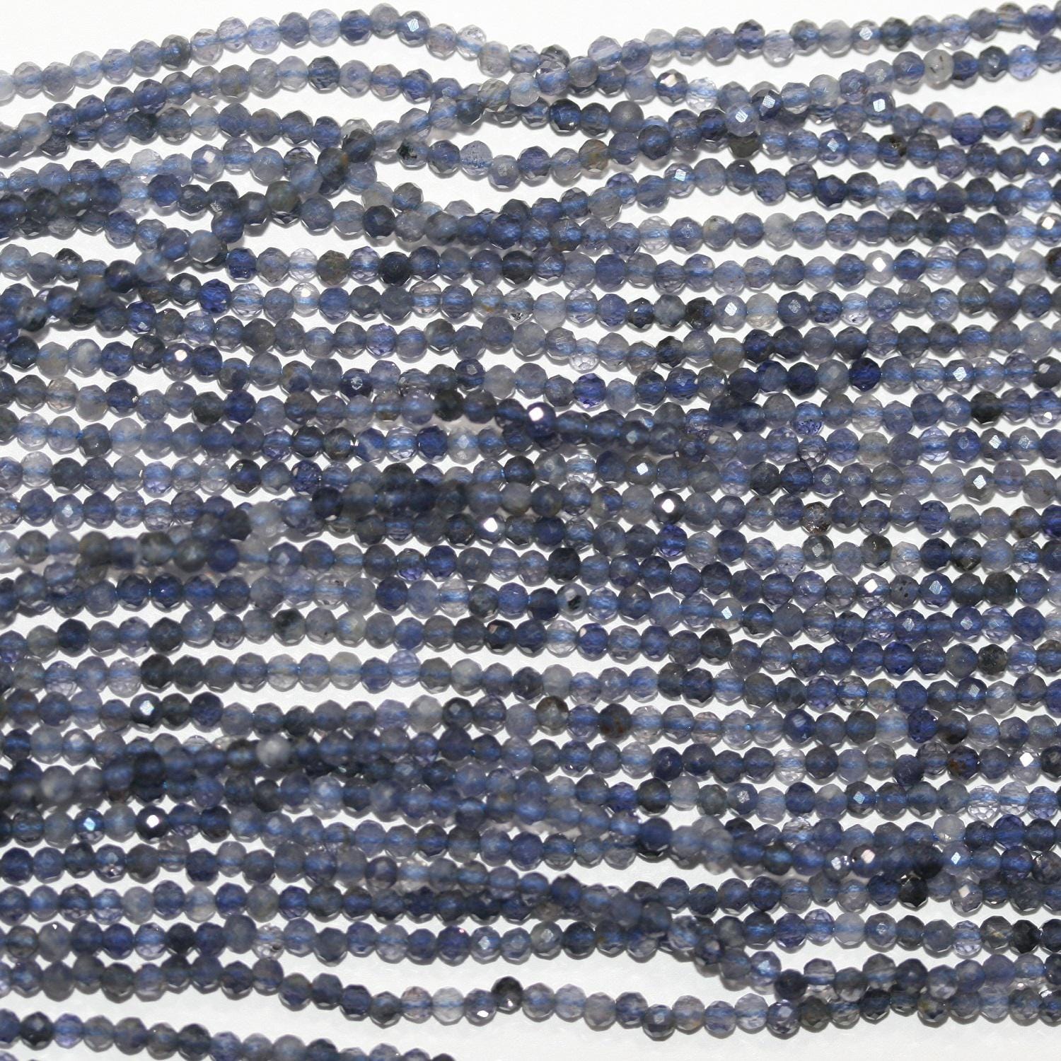 Perles d'iolite à facettes rondes de 2 mm, en brin de 15 pouces.