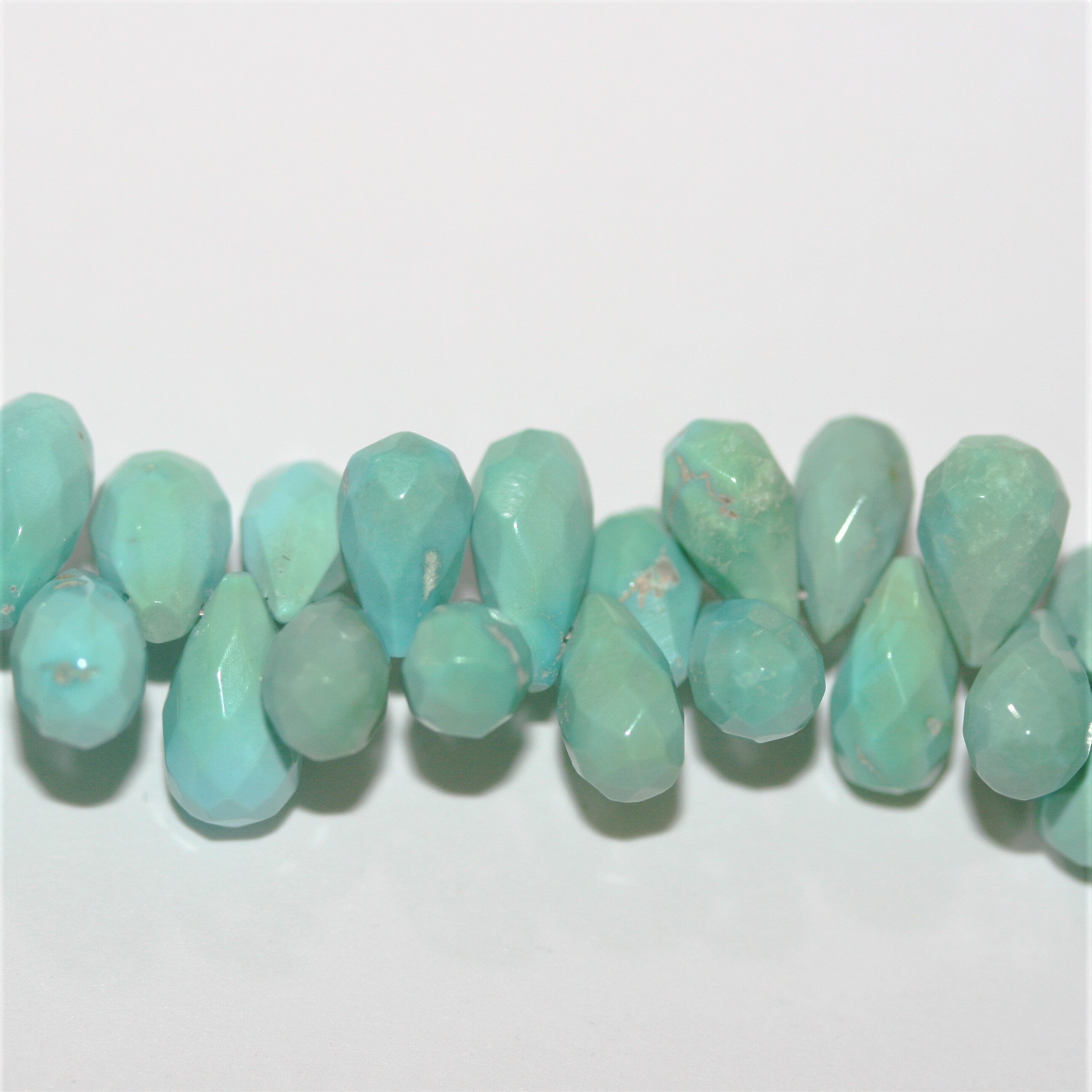 Perles en turquoise St à facettes en forme de goutte, 8 pouces, 10 x 5 mm. Longueur du fil : environ 20 cm.