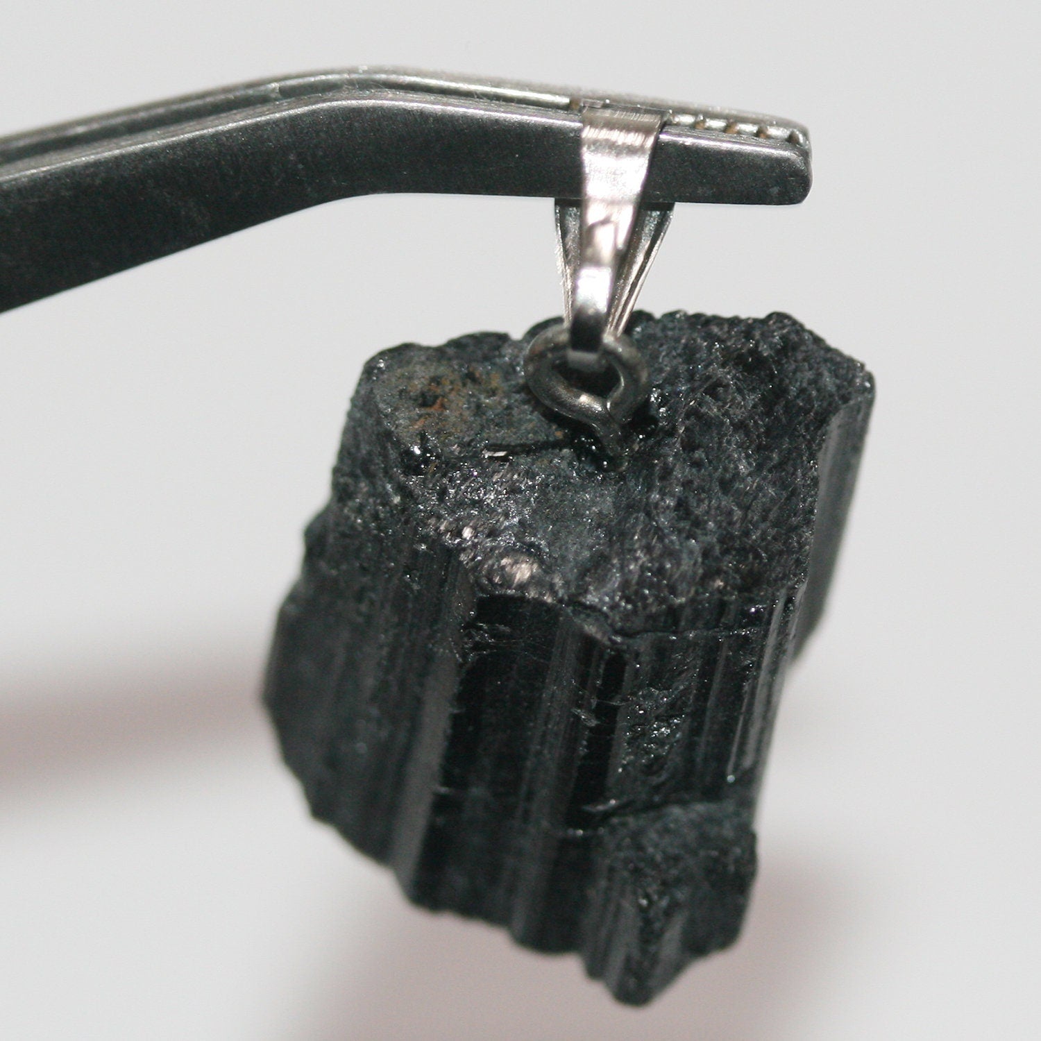 Pendentif en pépite de tourmaline noire non polie, environ 13-18 mm (1 pièce).